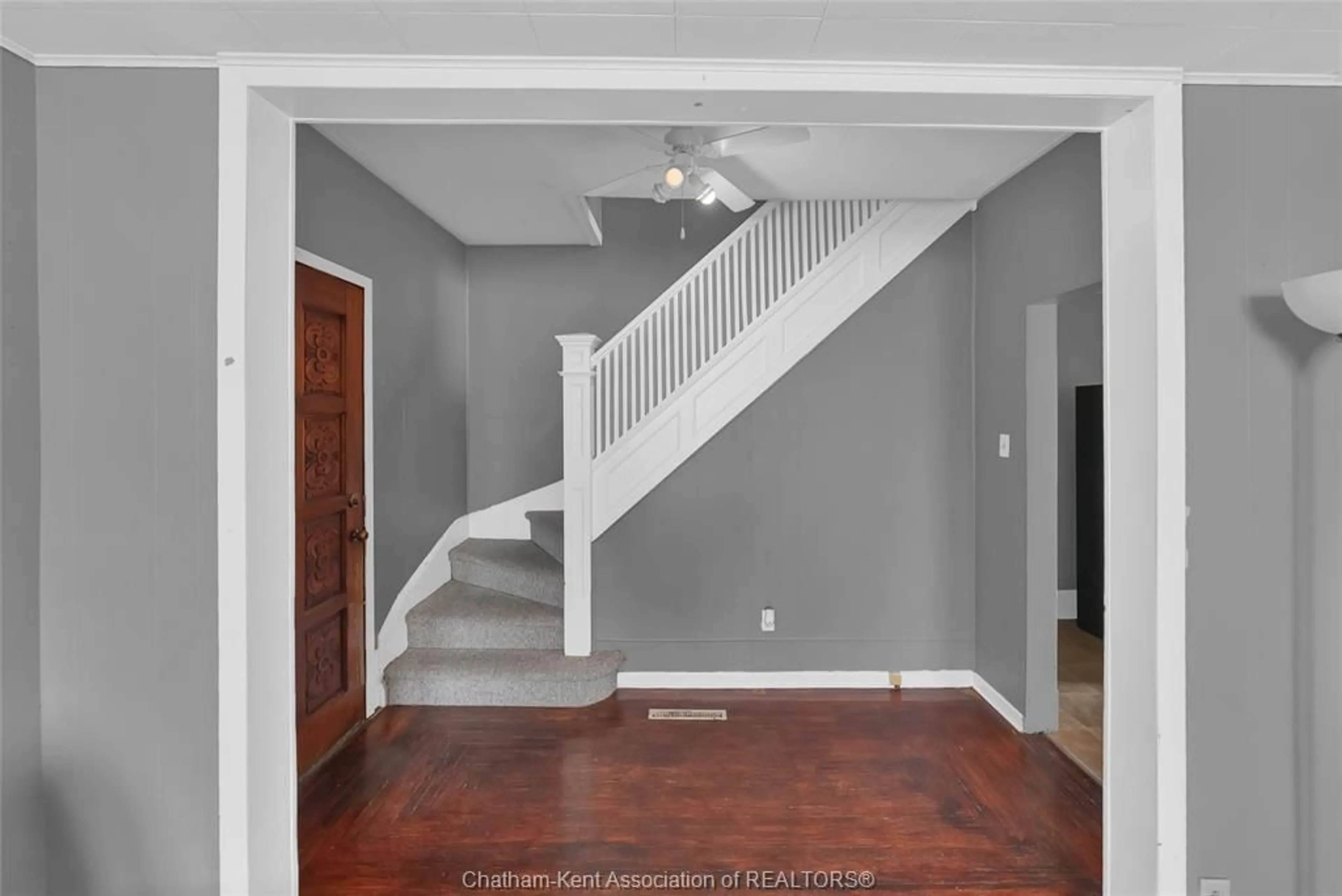 Indoor entryway for 146 Grand Ave, Chatham Ontario N7L 1W2