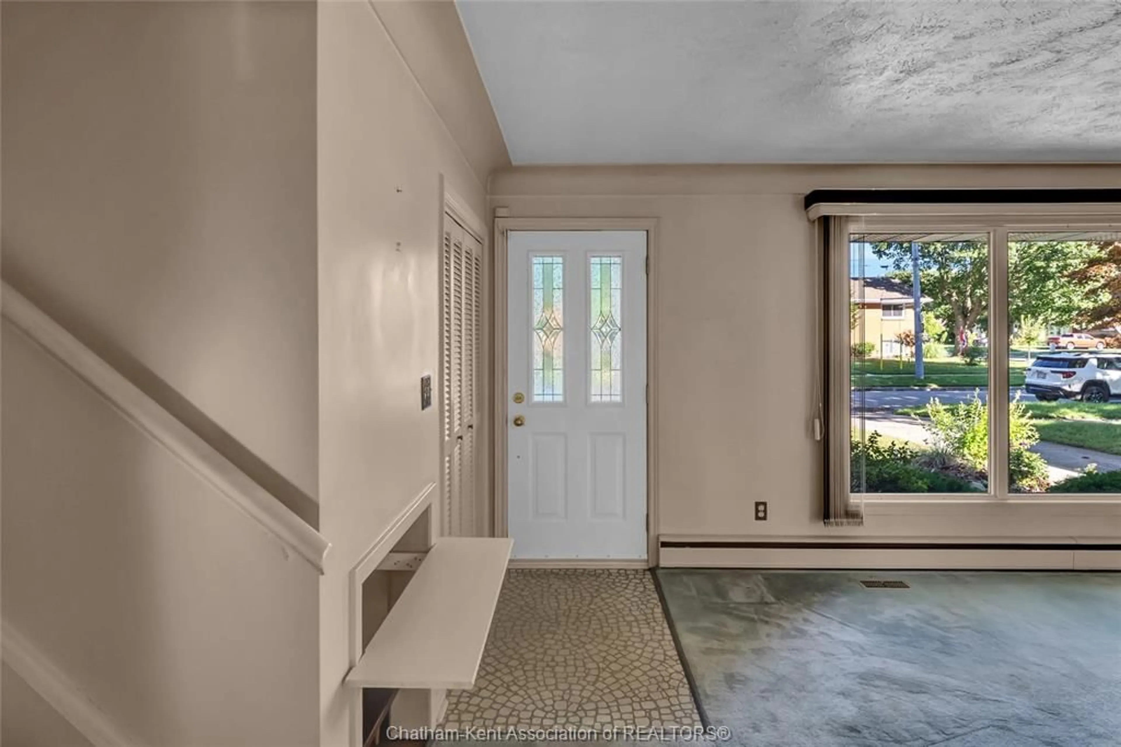 Indoor entryway for 6 MacMillan Cres, Chatham Ontario N7M 4C8
