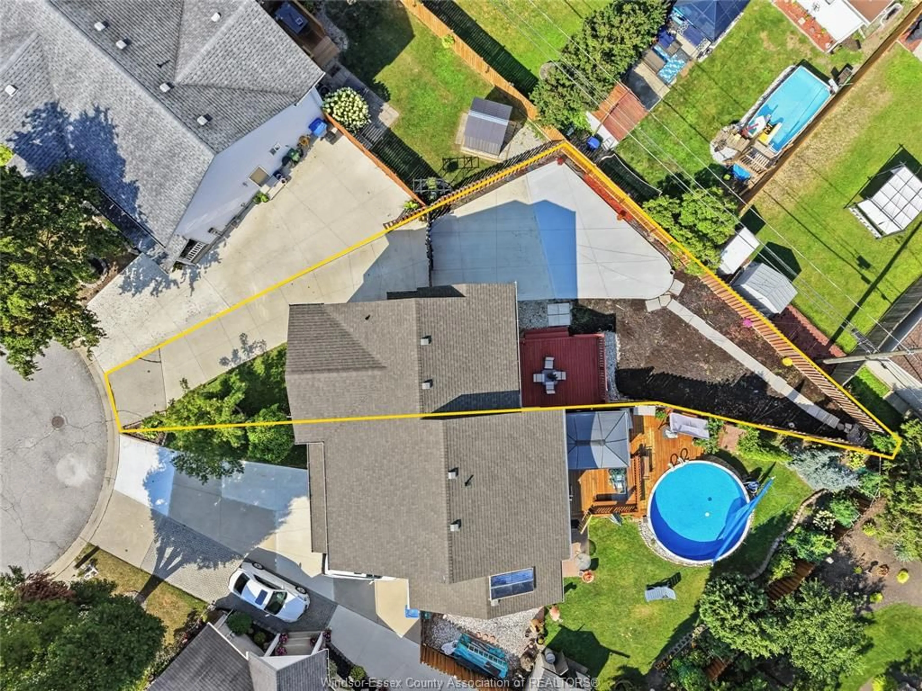 A pic from outside/outdoor area/front of a property/back of a property/a pic from drone, street for 3640 STEPHANIE Crt, Windsor Ontario N8W 5G5