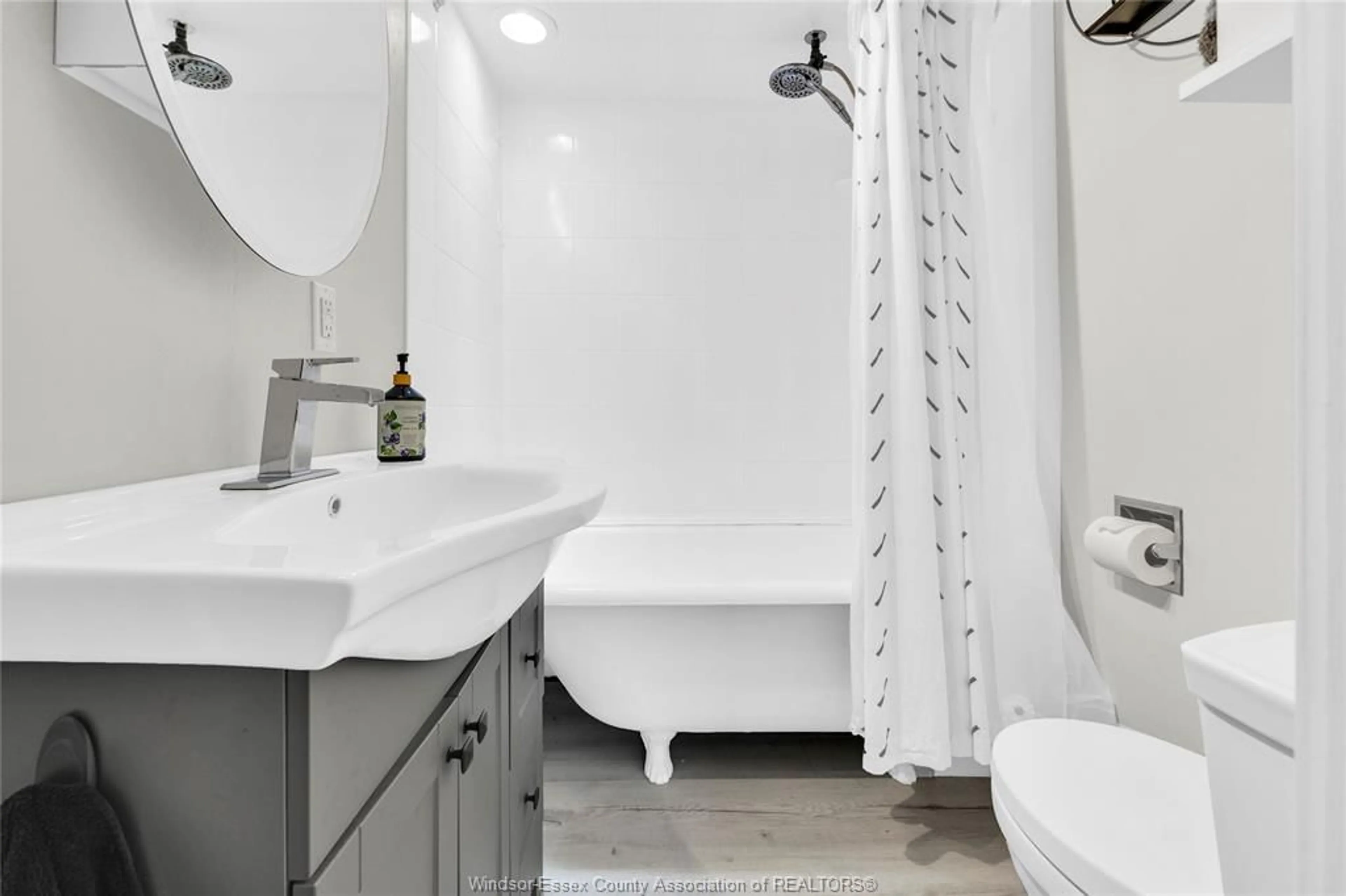 Standard bathroom, ceramic/tile floor for 1337 JANETTE, Windsor Ontario N8X 1Y7