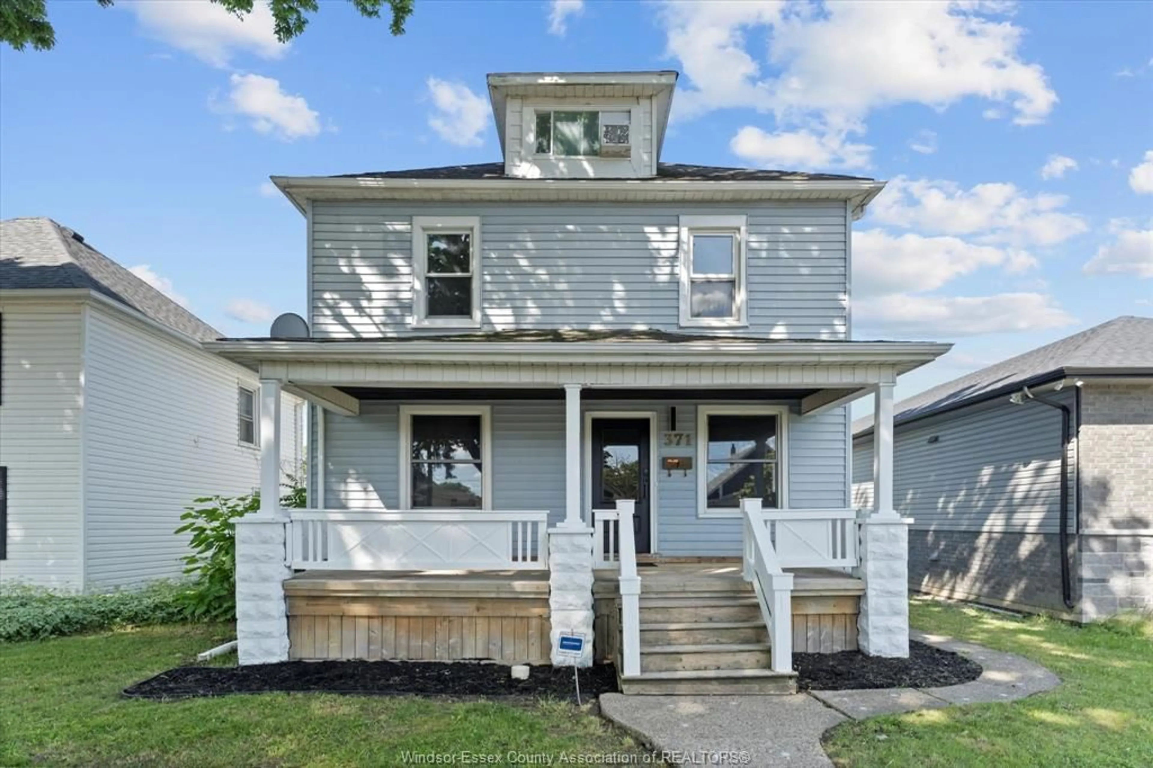 Home with vinyl exterior material, street for 371 Curry, Windsor Ontario N9E 2B6