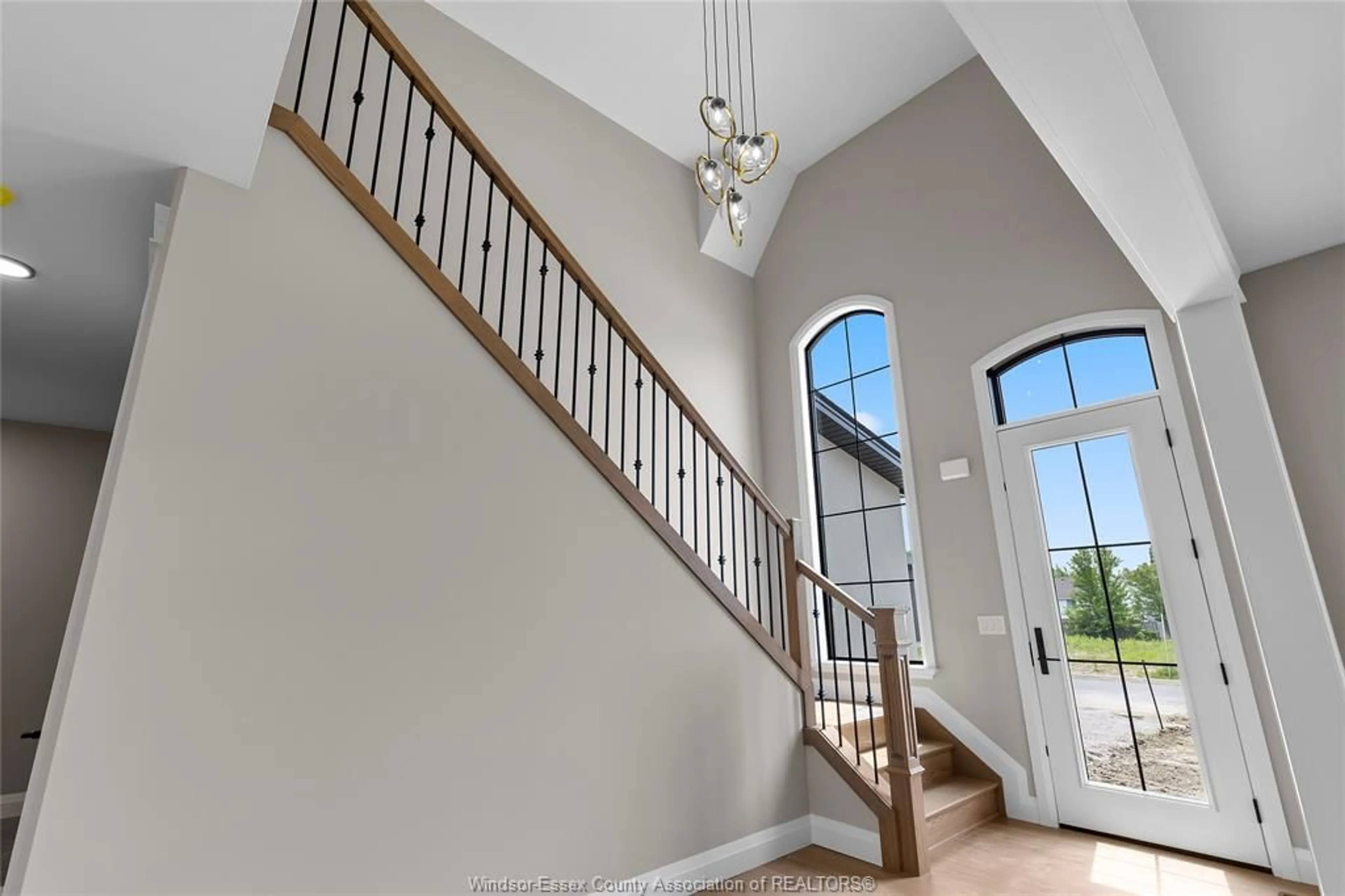 Indoor foyer for 303 RUTH, Essex Ontario N8M 0C6