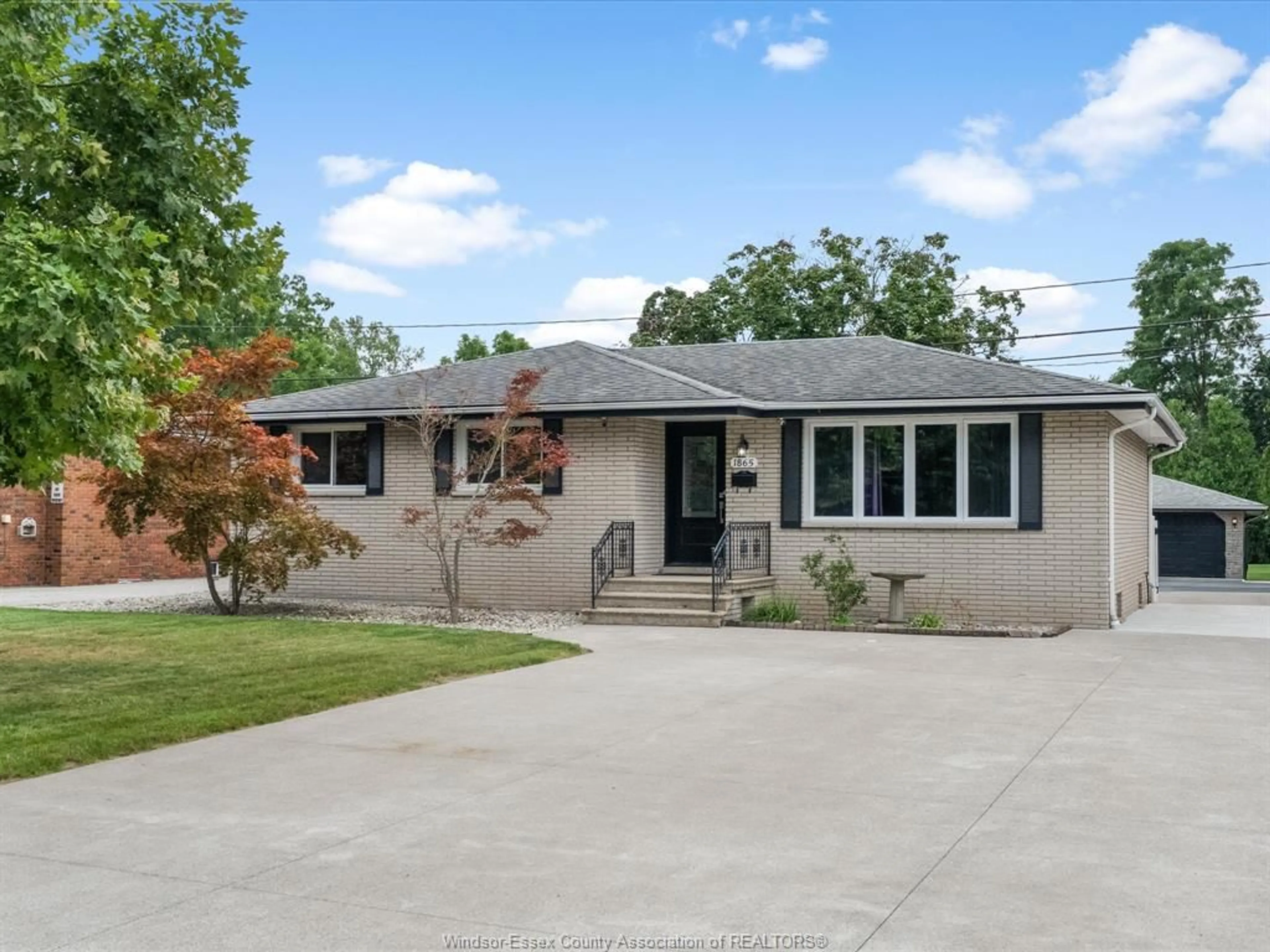 Home with vinyl exterior material, street for 1865 TODD Lane, LaSalle Ontario N9H 1J6