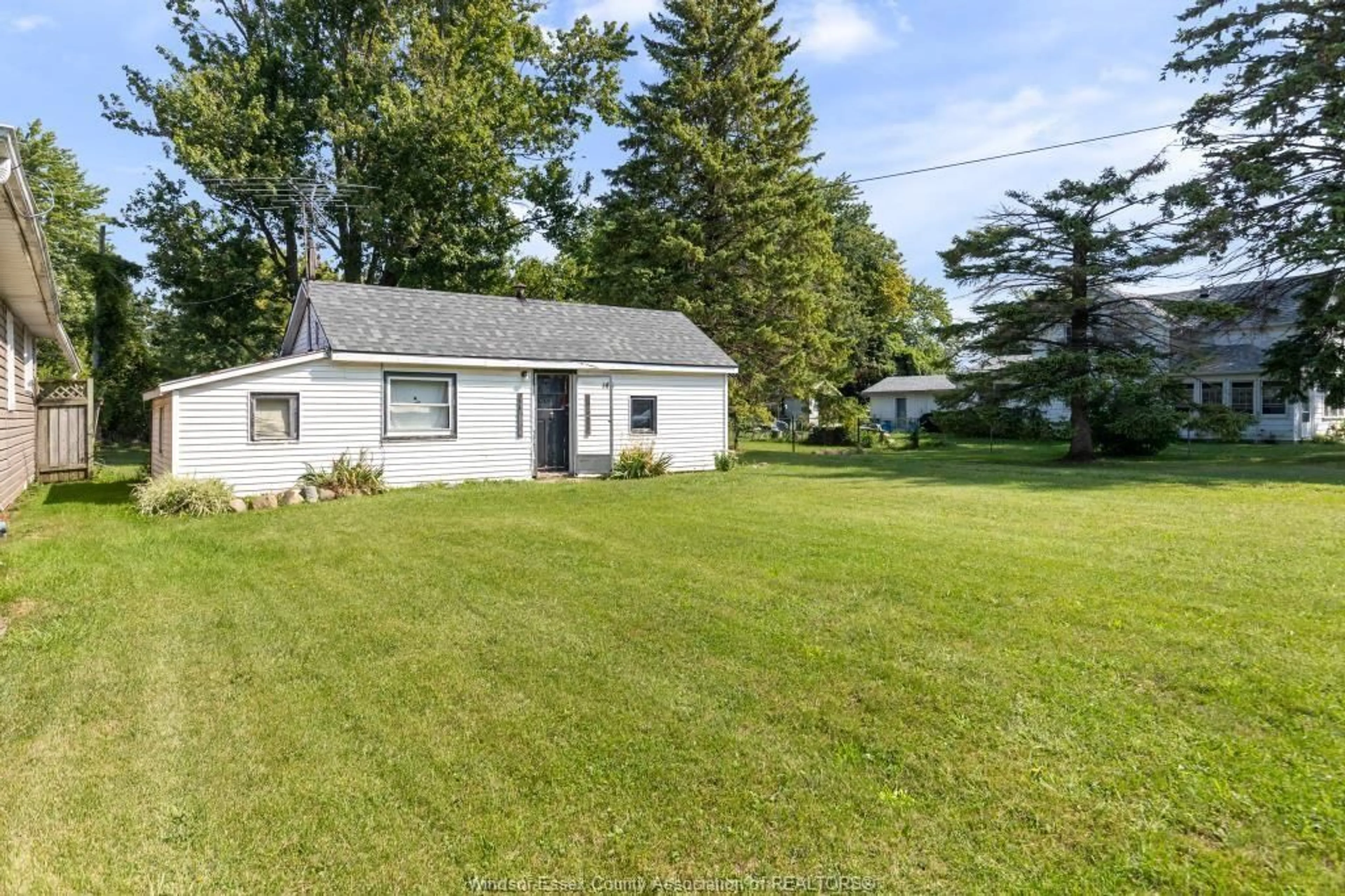 A pic from outside/outdoor area/front of a property/back of a property/a pic from drone, unknown for 146 MAPLE, Harrow Ontario N0R 1G0