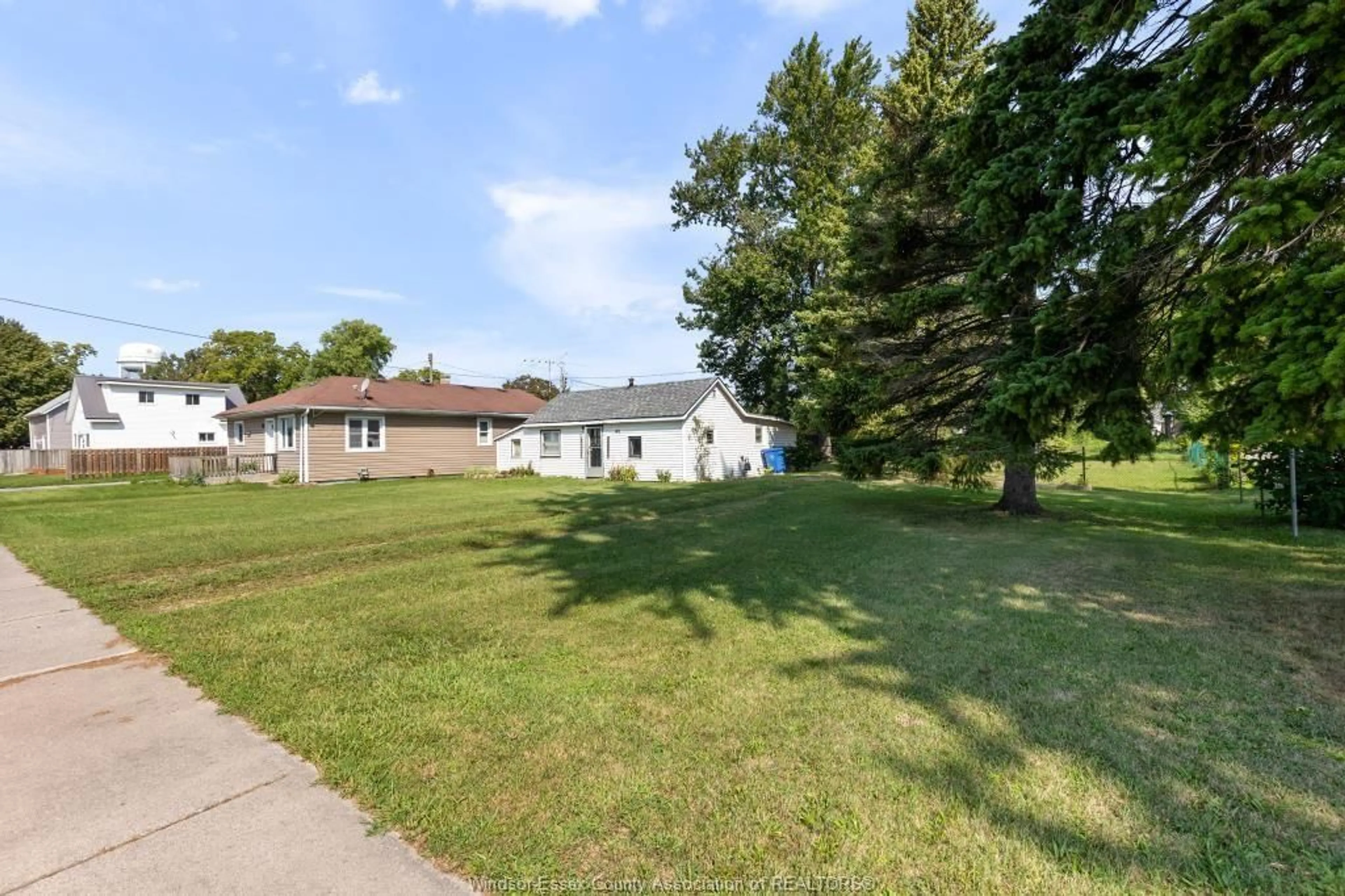 A pic from outside/outdoor area/front of a property/back of a property/a pic from drone, street for 146 MAPLE, Harrow Ontario N0R 1G0