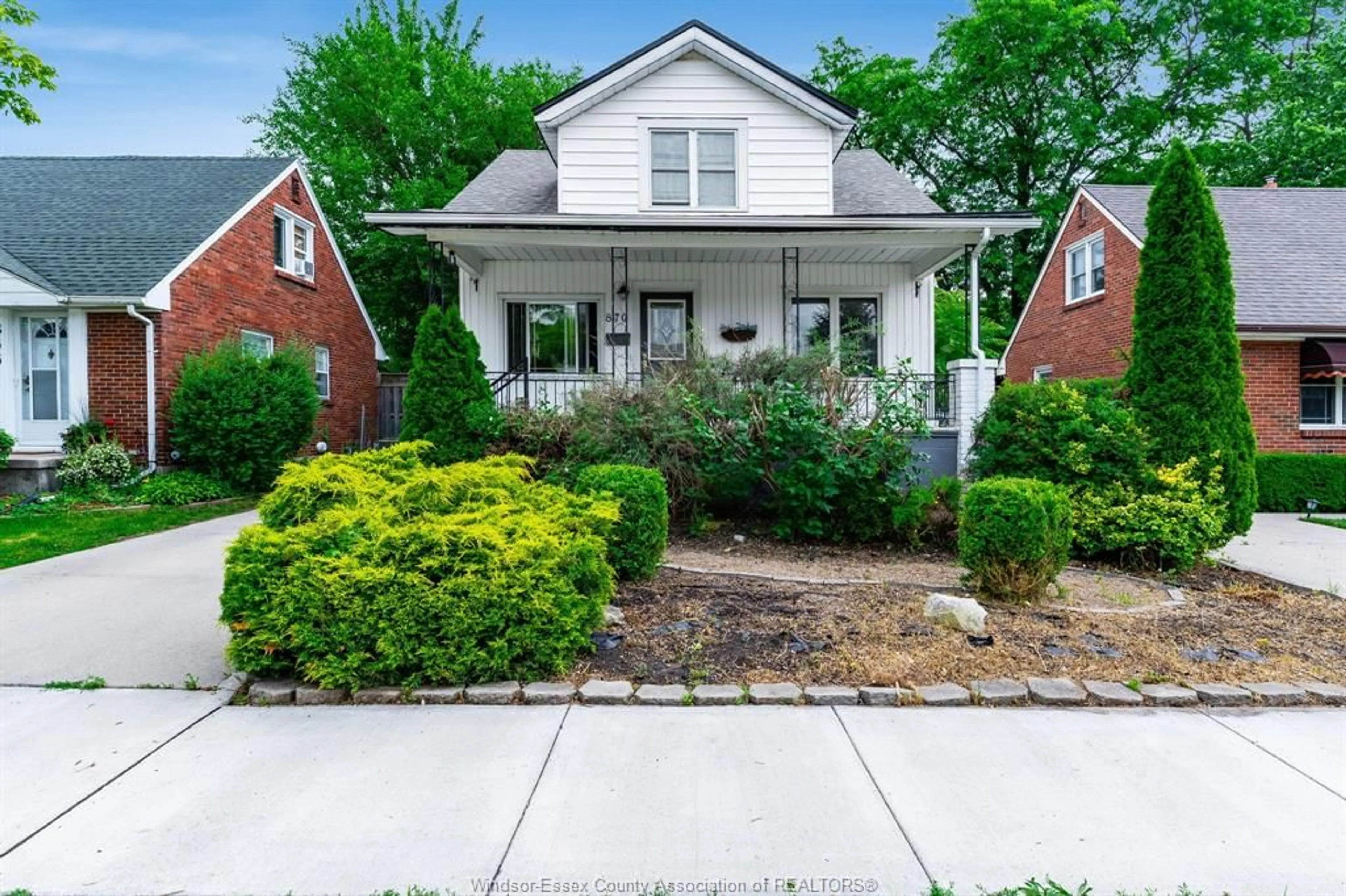 Home with brick exterior material, street for 870 St. Louis, Windsor Ontario N8S 2K5