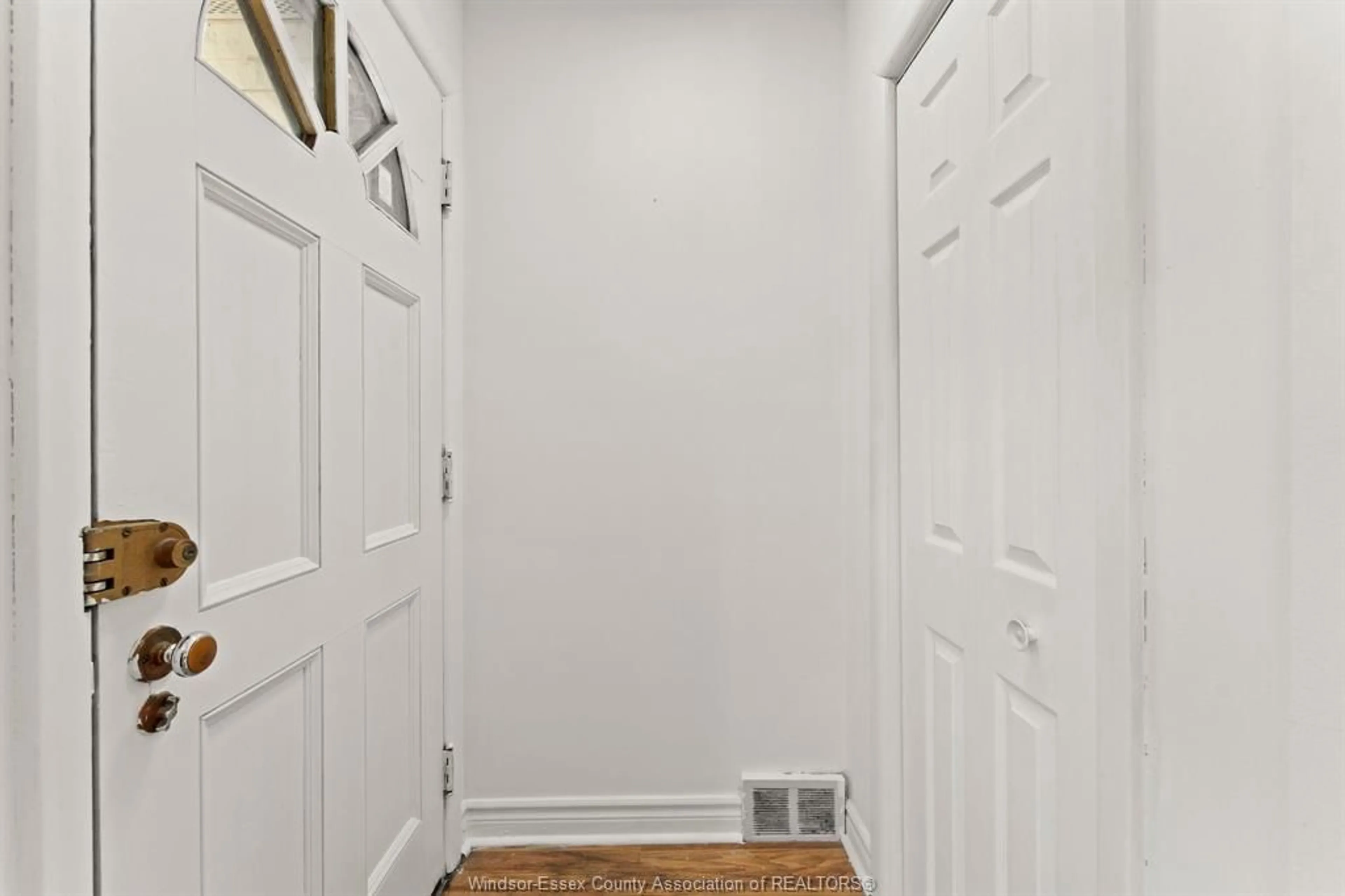 Indoor entryway for 1905 NORFOLK St, Windsor Ontario N9E 1H6