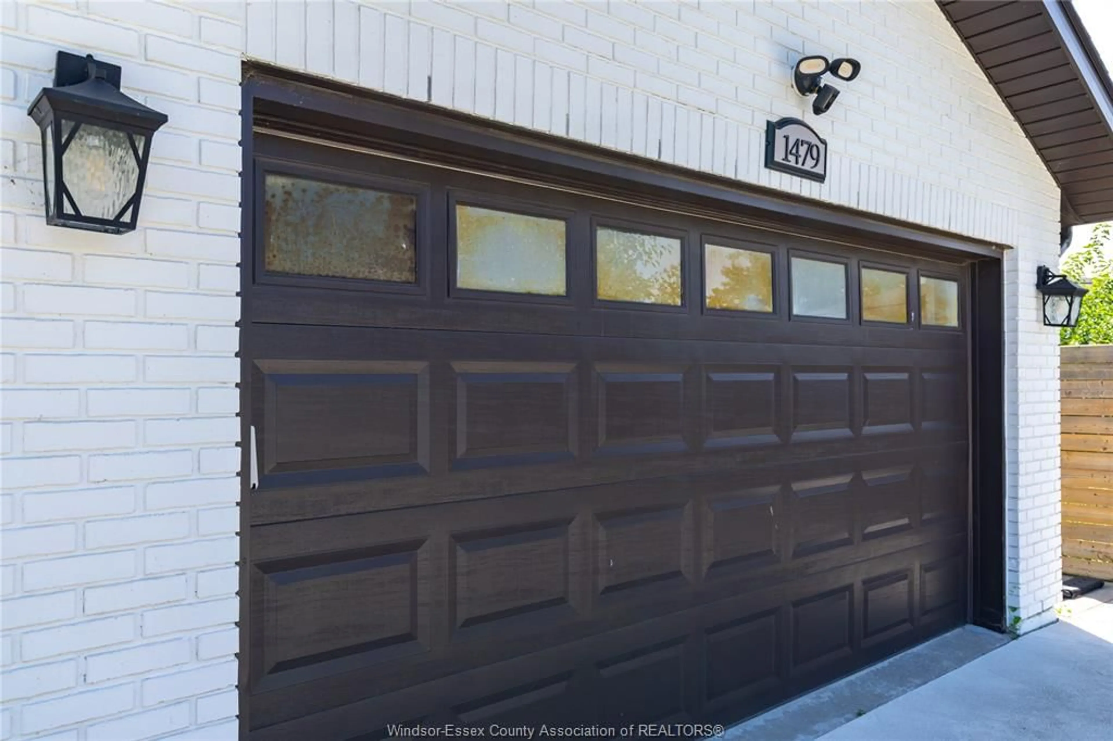 Indoor garage for 1479 SOUTHDALE Dr, Windsor Ontario N8W 5N3