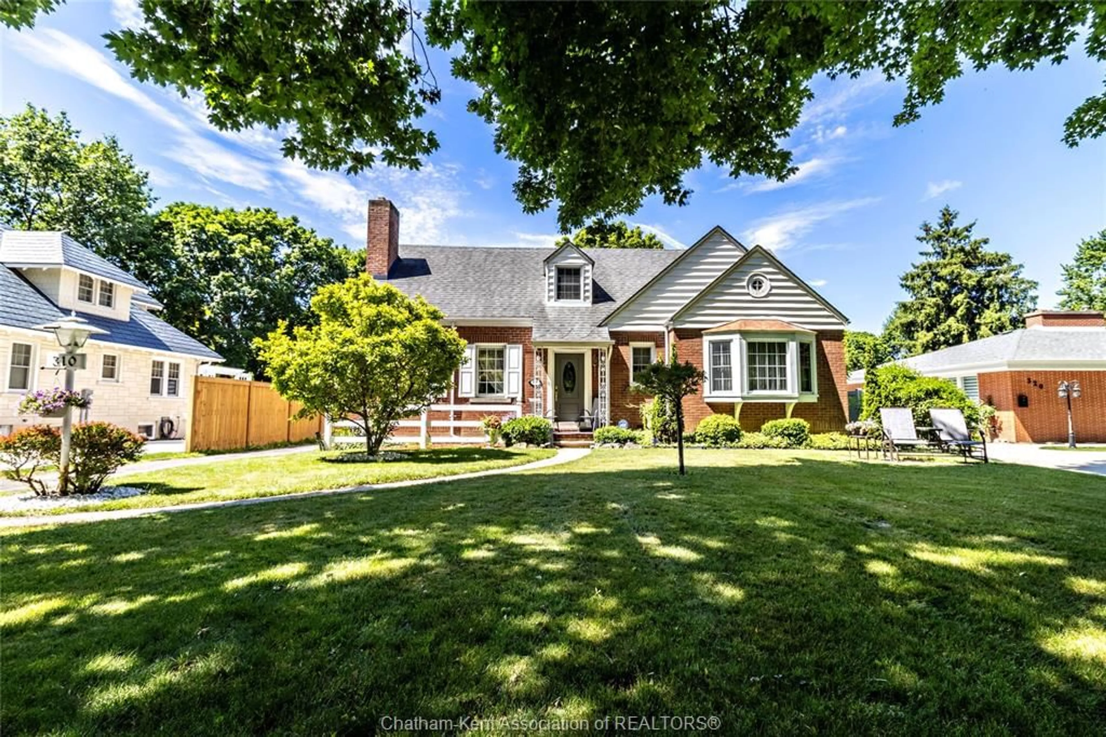 A pic from outside/outdoor area/front of a property/back of a property/a pic from drone, street for 310 VICTORIA Ave, Chatham Ontario N7L 3A9