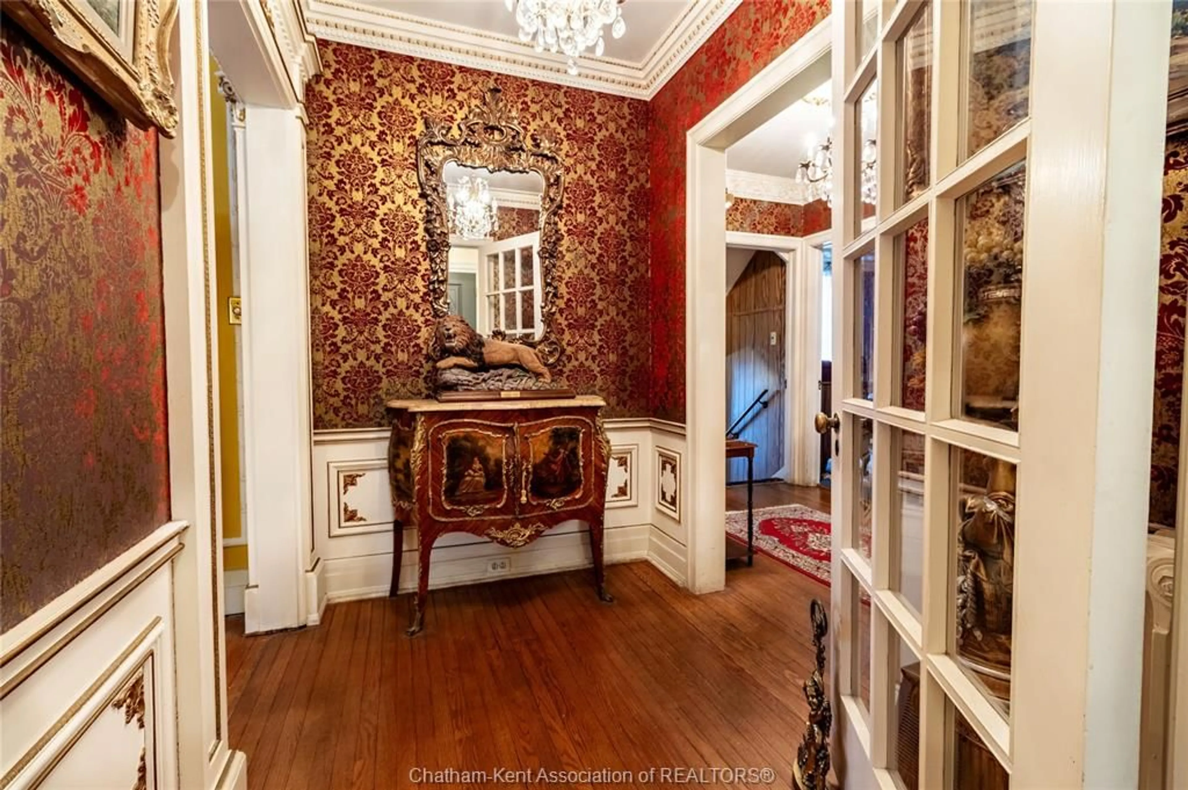 Indoor foyer for 310 VICTORIA Ave, Chatham Ontario N7L 3A9