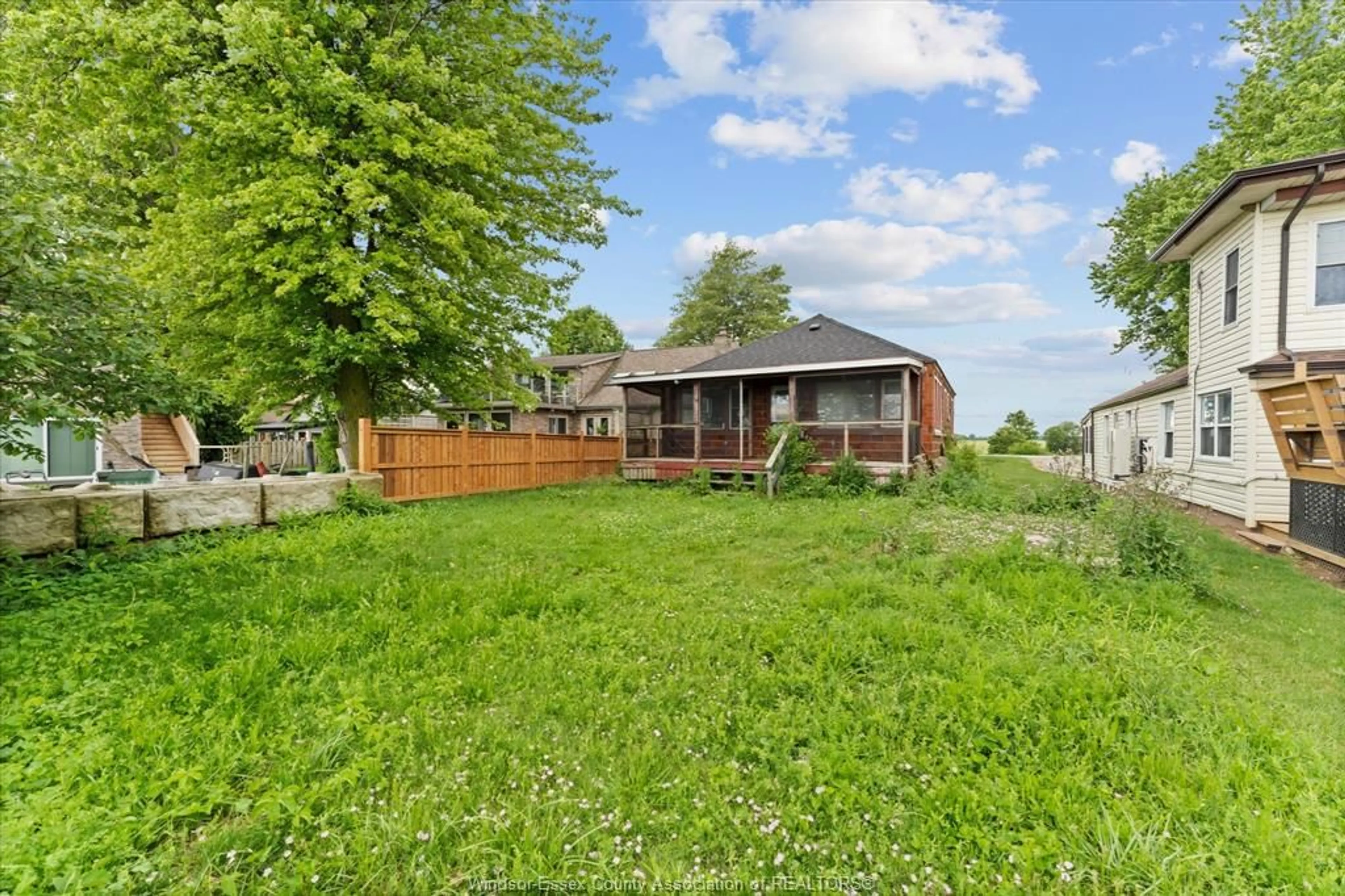 A pic from outside/outdoor area/front of a property/back of a property/a pic from drone, unknown for 390 EAST BEACH, Leamington Ontario N9H 3V7