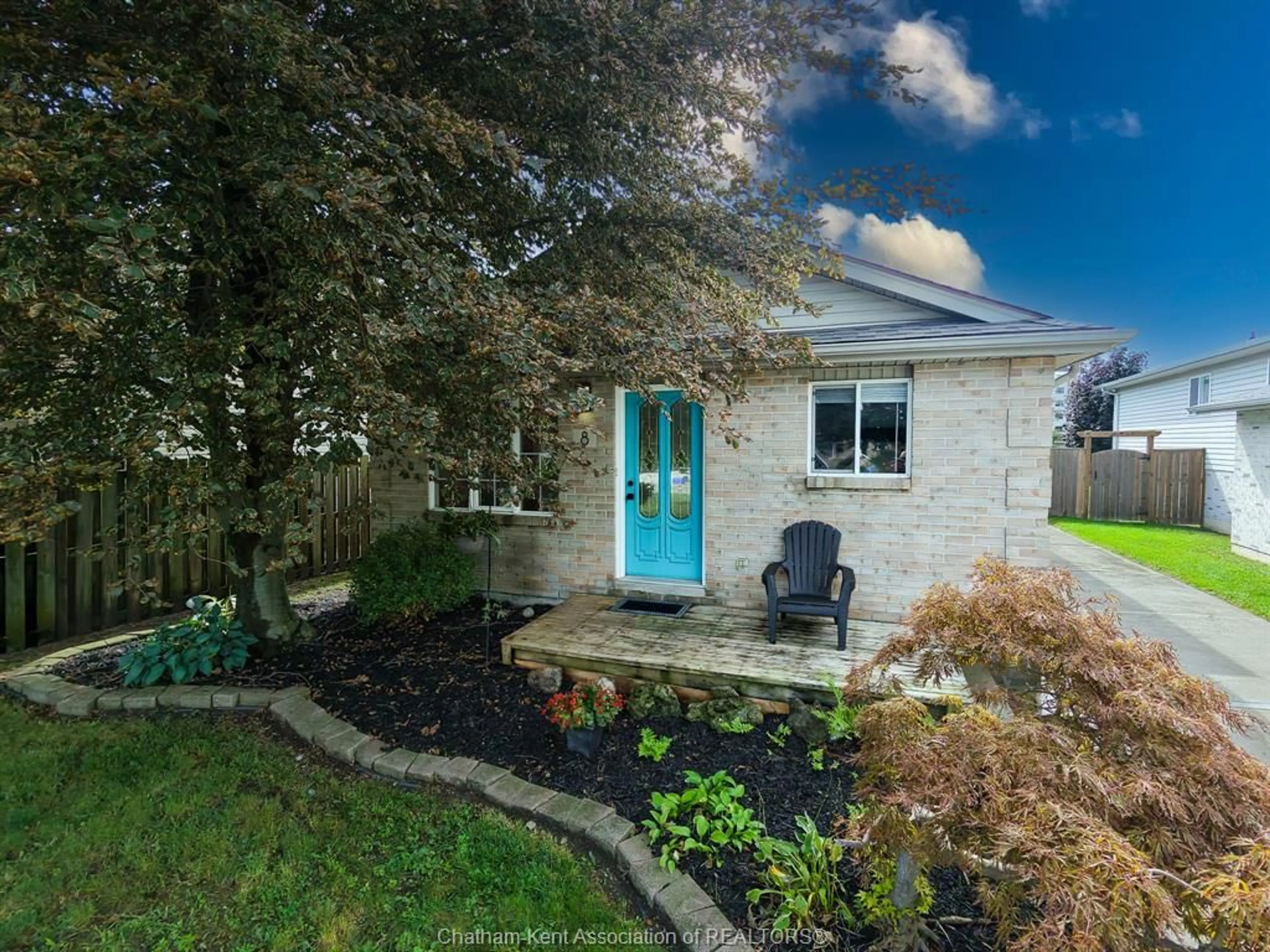 A pic from outside/outdoor area/front of a property/back of a property/a pic from drone, street for 8 Hampton Crt, Chatham Ontario N7M 6K9