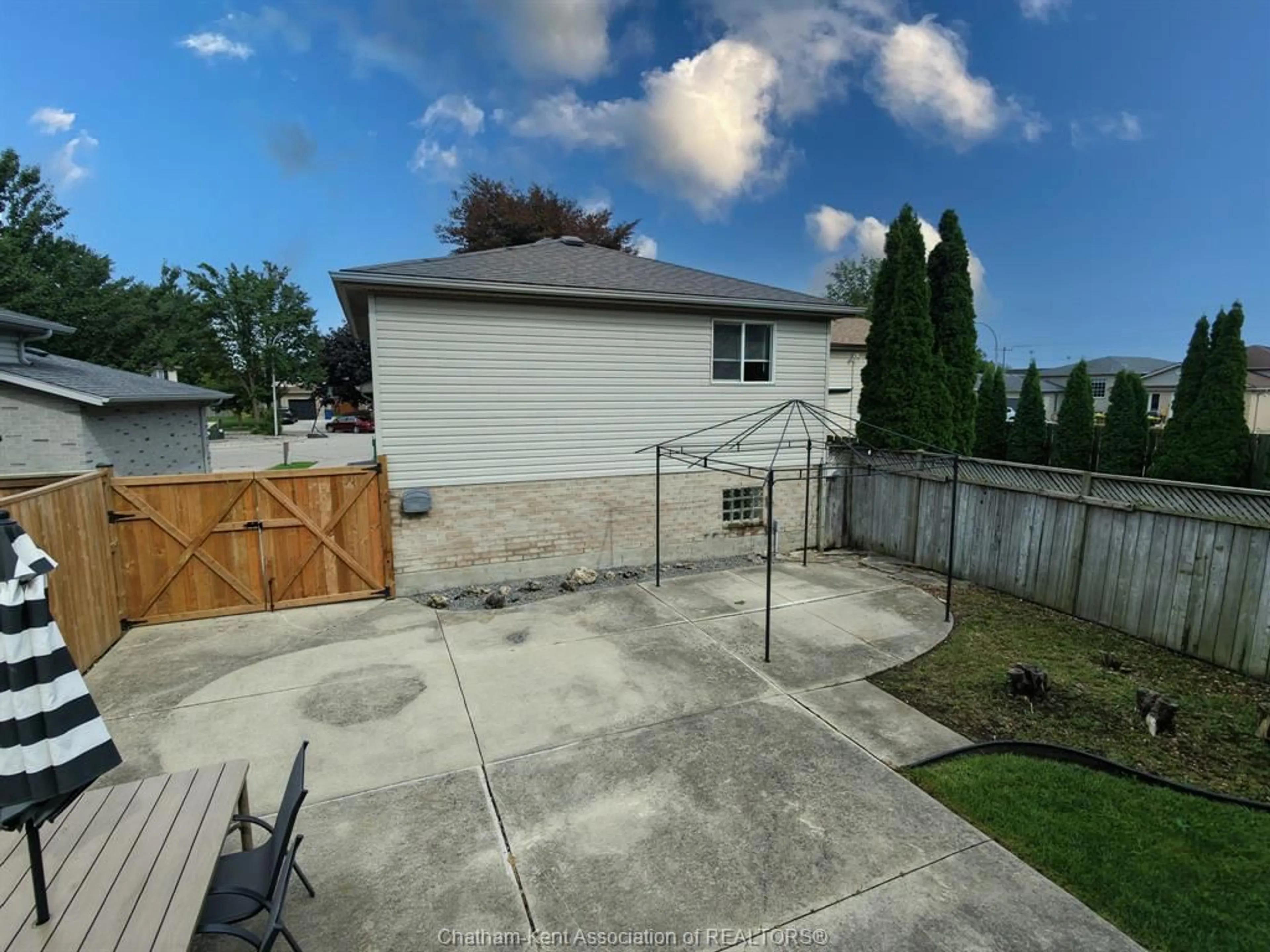 A pic from outside/outdoor area/front of a property/back of a property/a pic from drone, street for 8 Hampton Crt, Chatham Ontario N7M 6K9