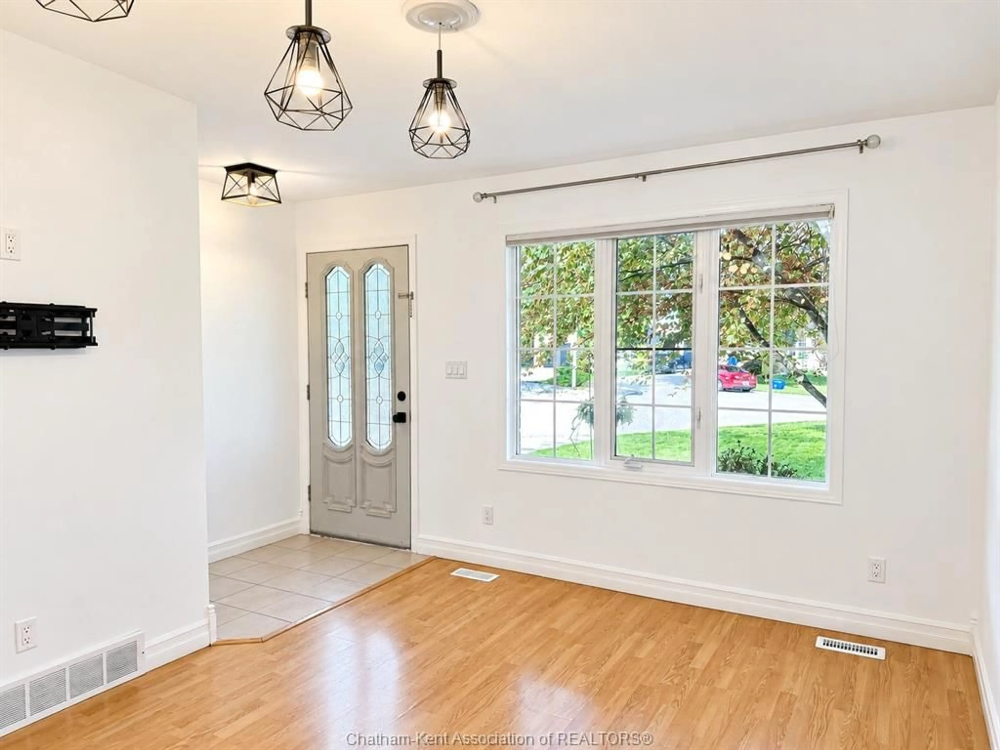 Indoor entryway for 8 Hampton Crt, Chatham Ontario N7M 6K9