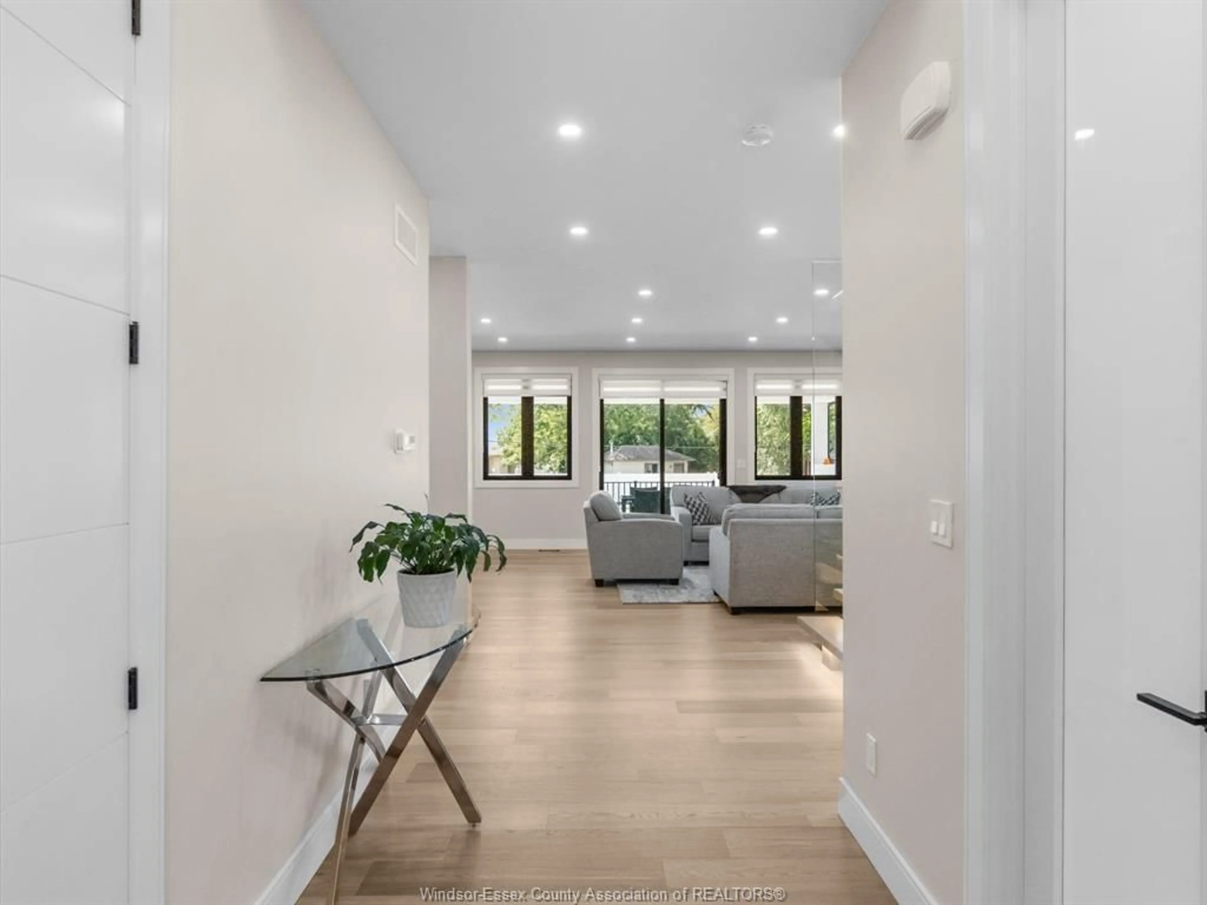 Indoor foyer for 131 CHENE, Tecumseh Ontario N8N 1T1