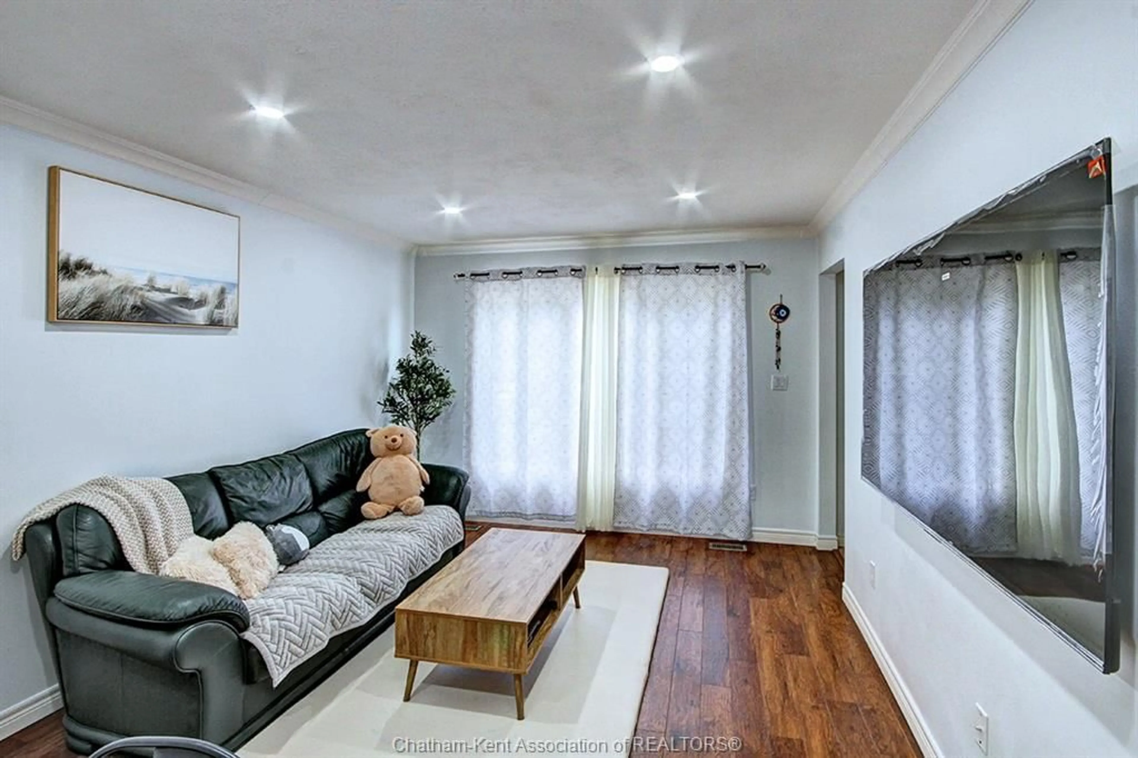 Living room with furniture, wood/laminate floor for 31 St. Anthony St, Chatham Ontario N7M 3X9