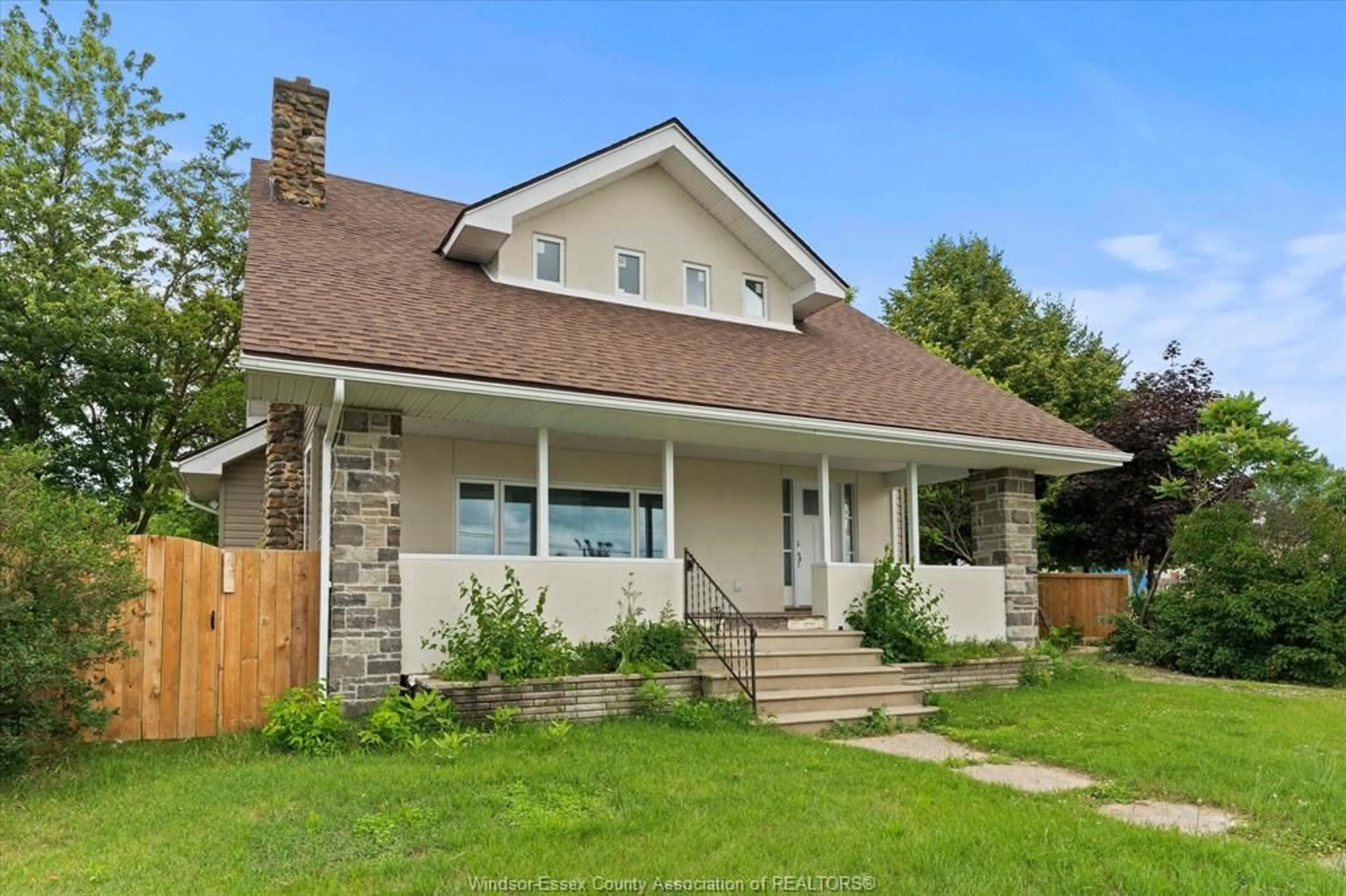 Home with vinyl exterior material, street for 305 ERIE, Leamington Ontario N8H 3C7