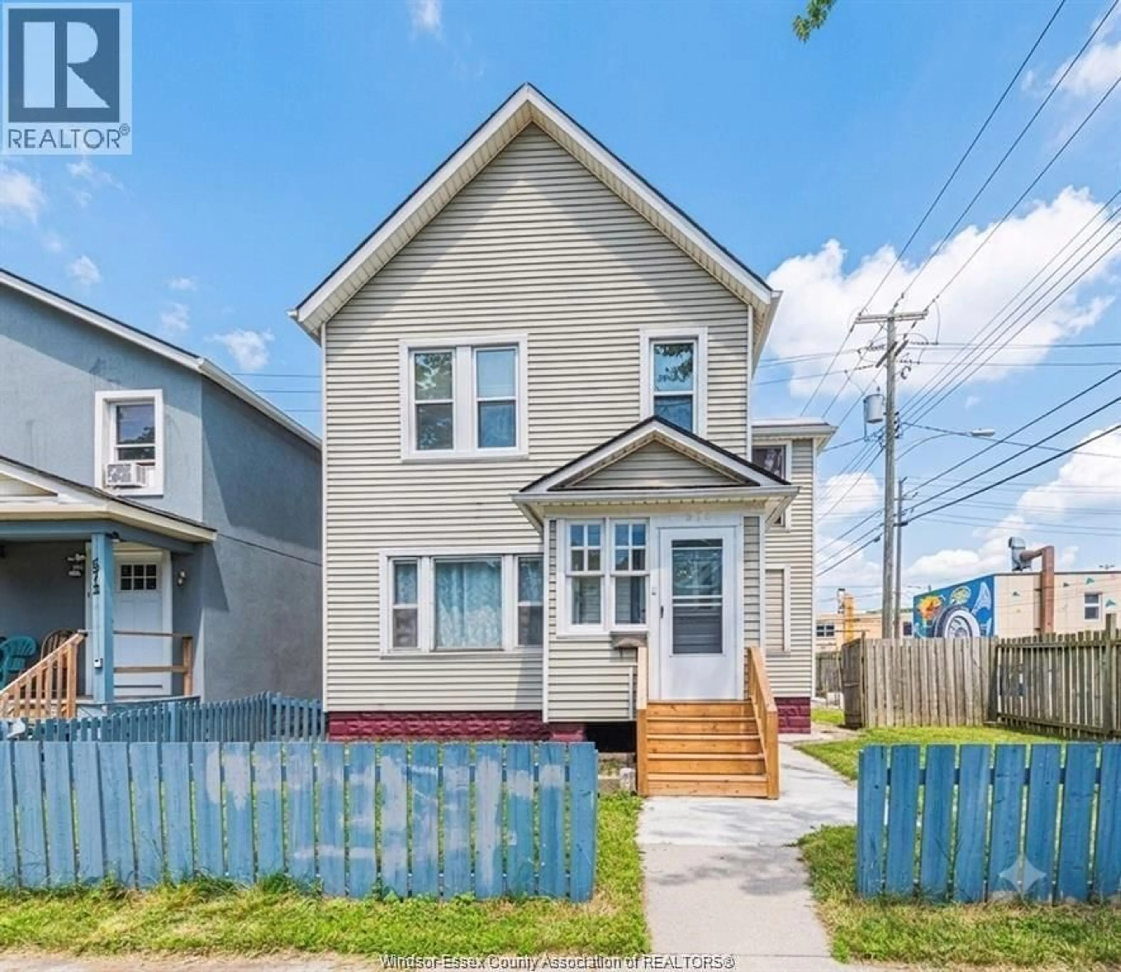 Home with vinyl exterior material, street for 576 JANETTE, Windsor Ontario N9A 4Z5