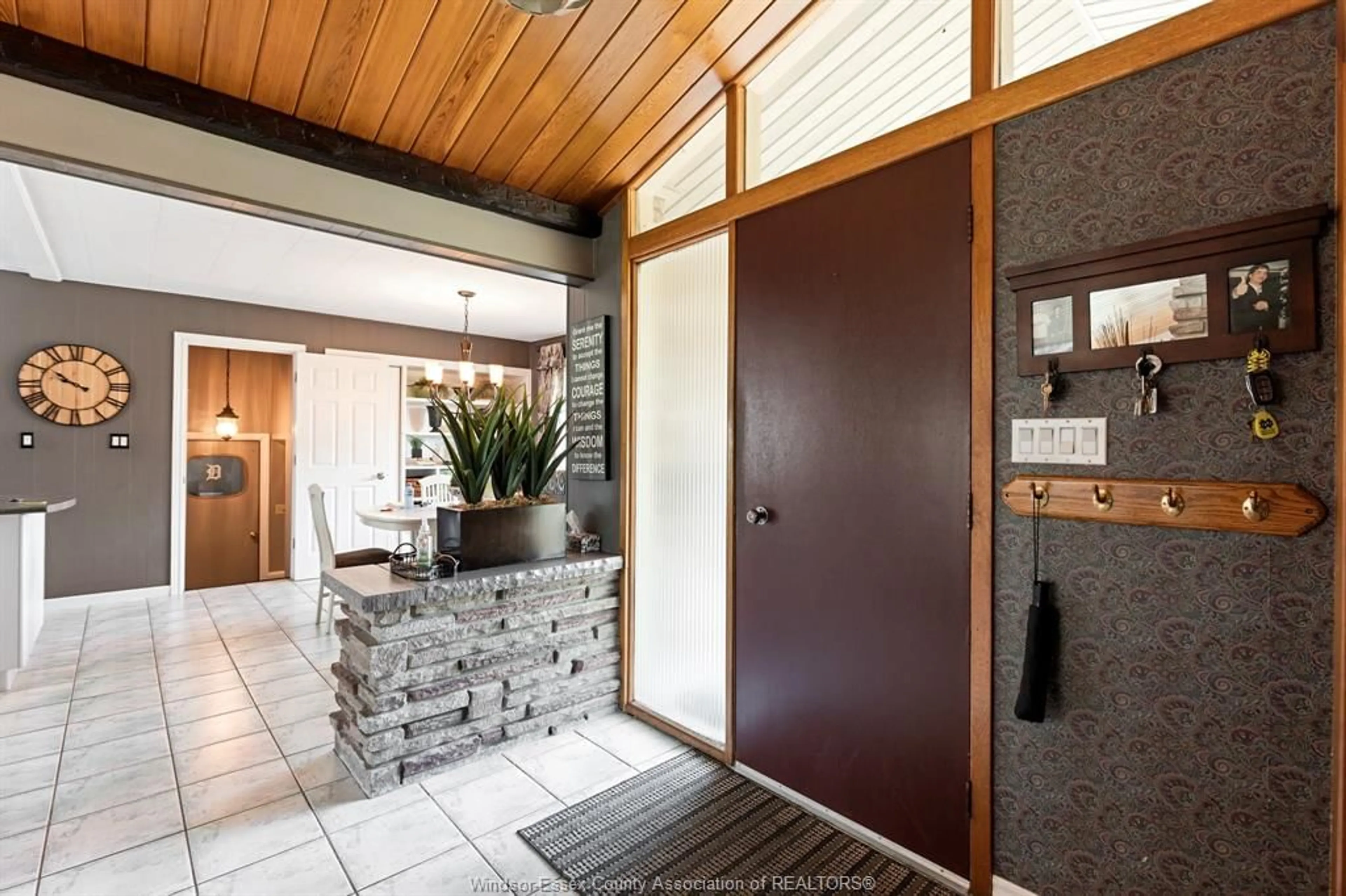 Indoor entryway for 240 LAFFERTY, LaSalle Ontario N9J 1K3