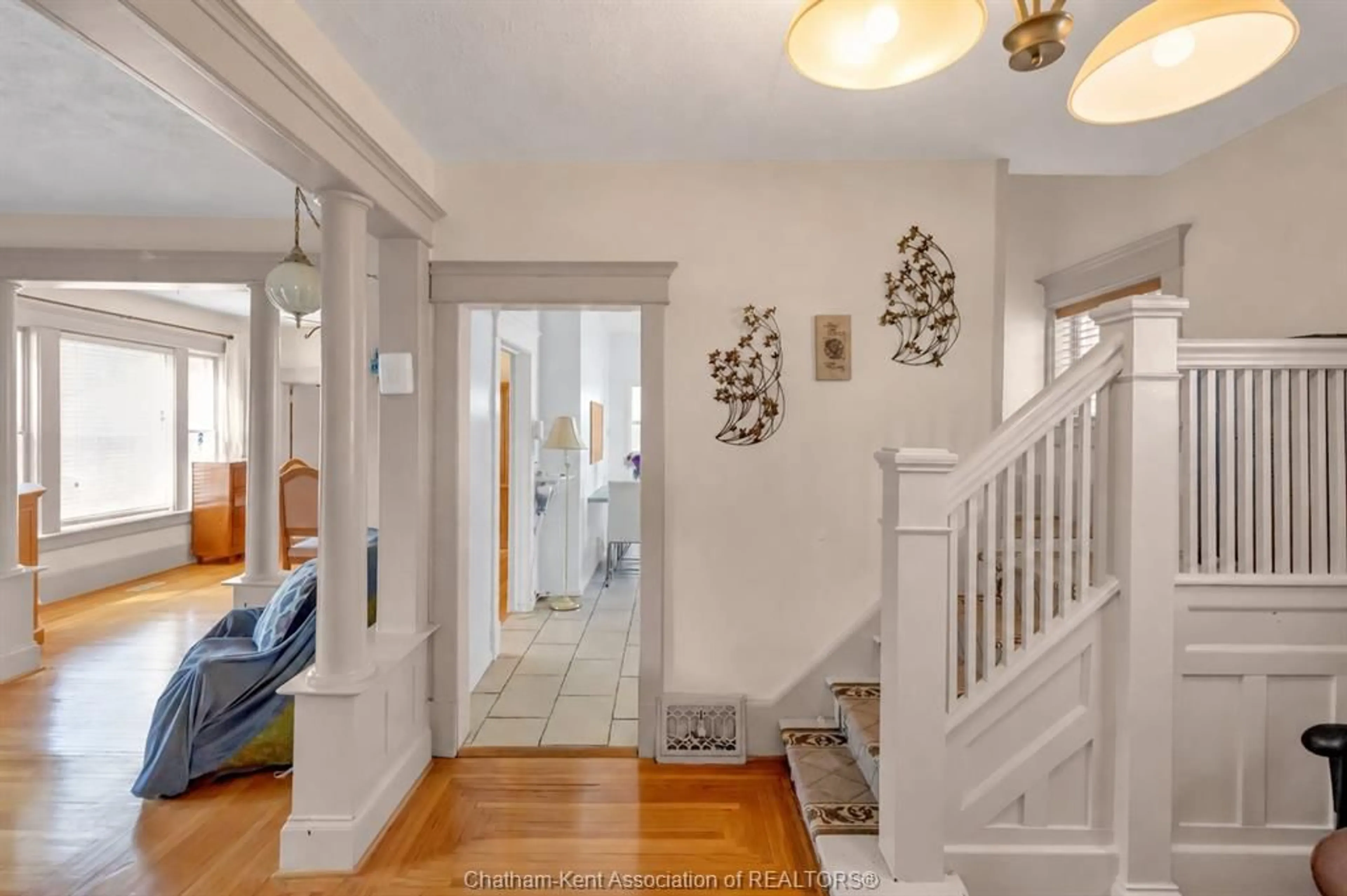 Indoor entryway for 448 Queen St, Chatham Ontario N7M 2J3