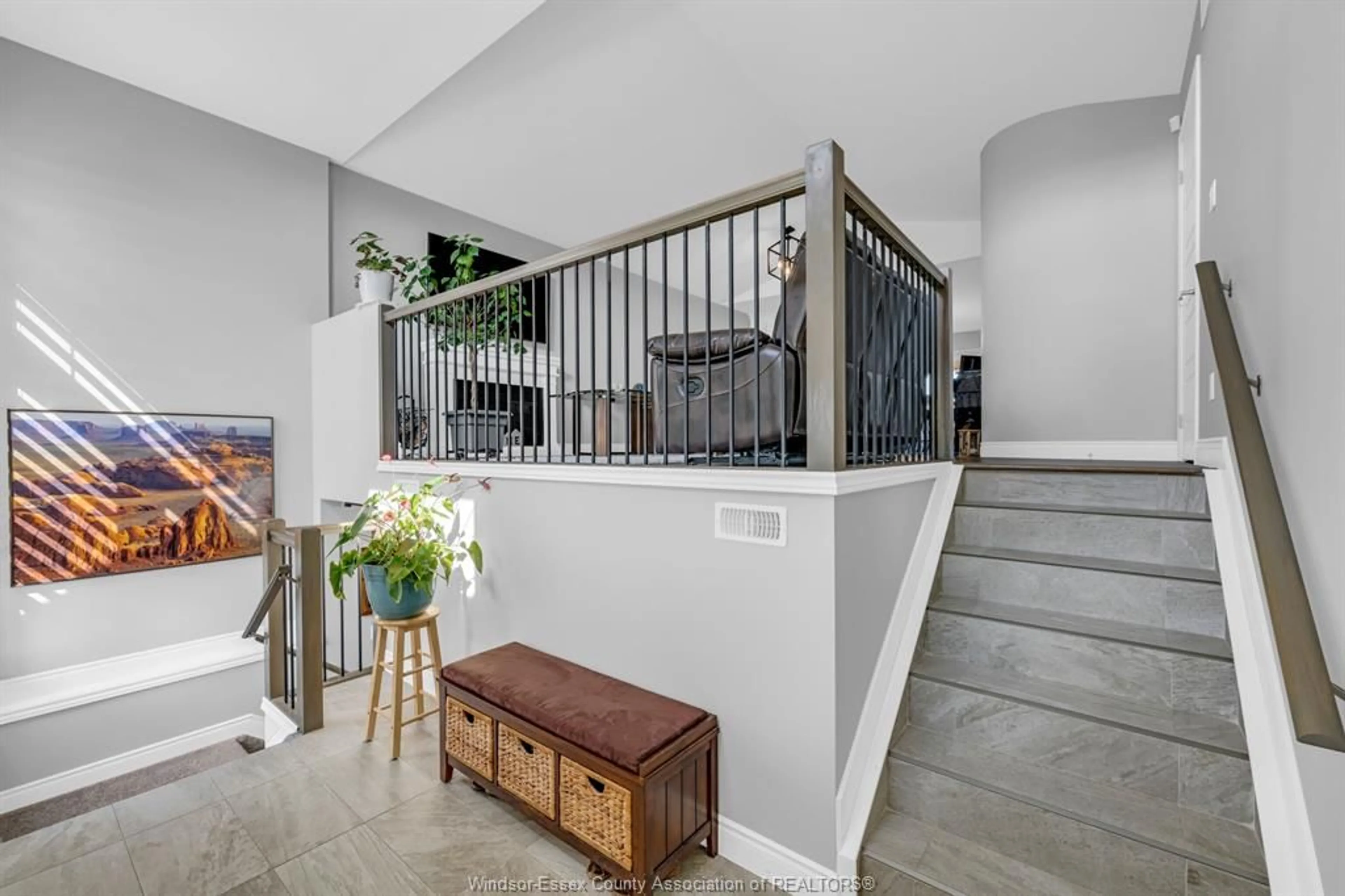 Indoor entryway for 170 LAMBERT, Amherstburg Ontario N9V 0G3