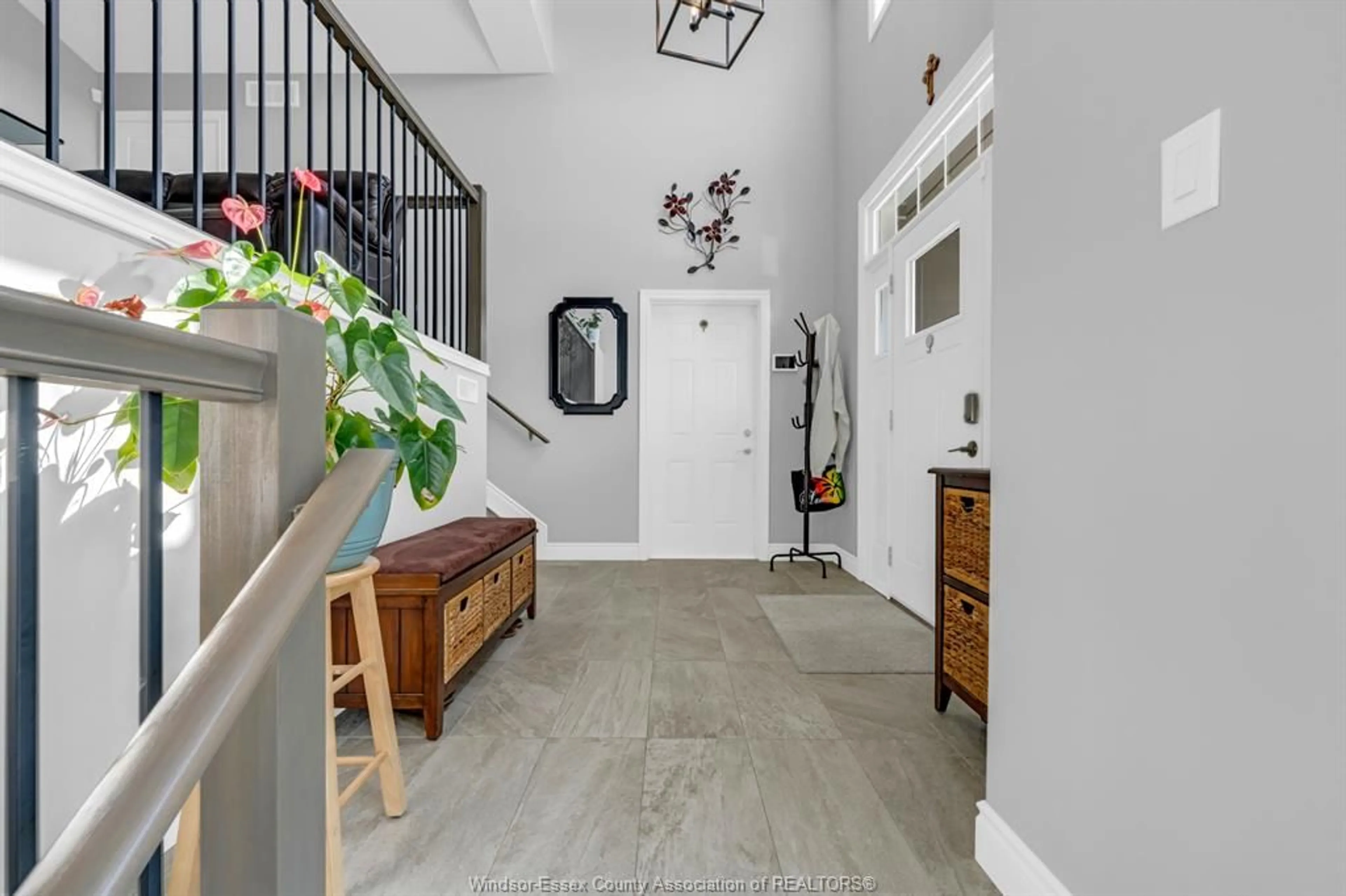 Indoor entryway for 170 LAMBERT, Amherstburg Ontario N9V 0G3