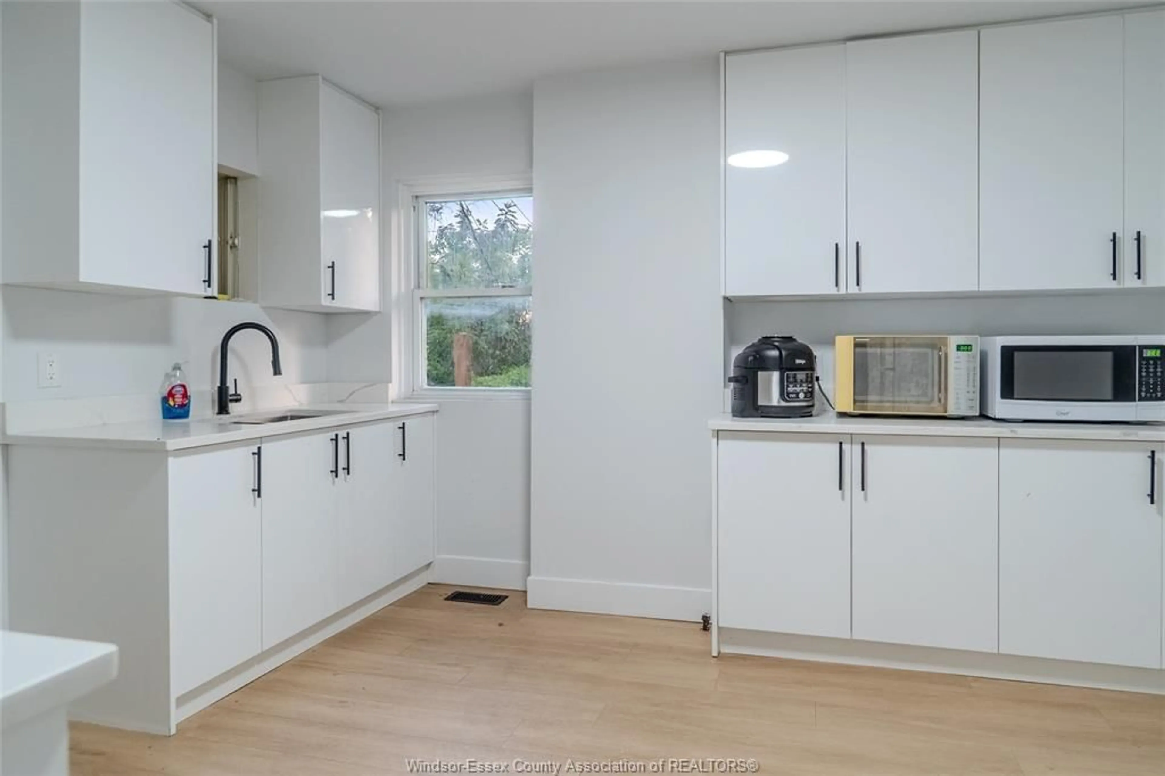 Standard kitchen, unknown for 523 Caron Ave, Windsor Ontario N8T 1C1