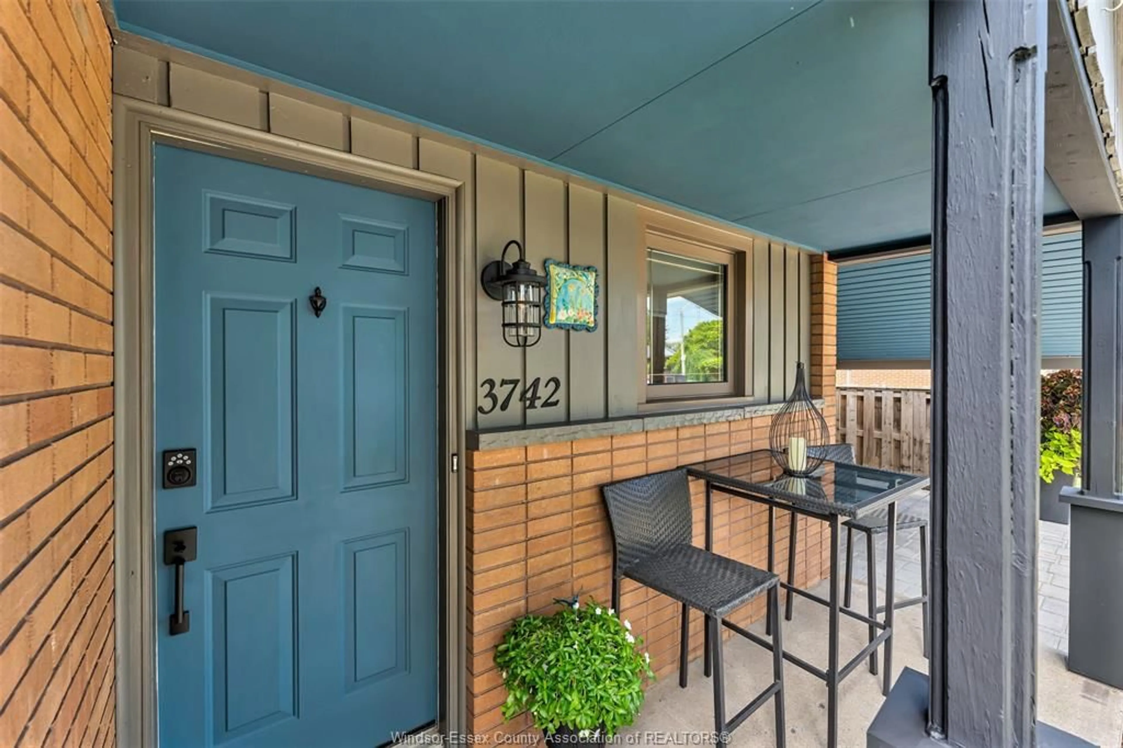 Indoor entryway for 3742 MYRTLE Ave, Windsor Ontario N8W 5W1