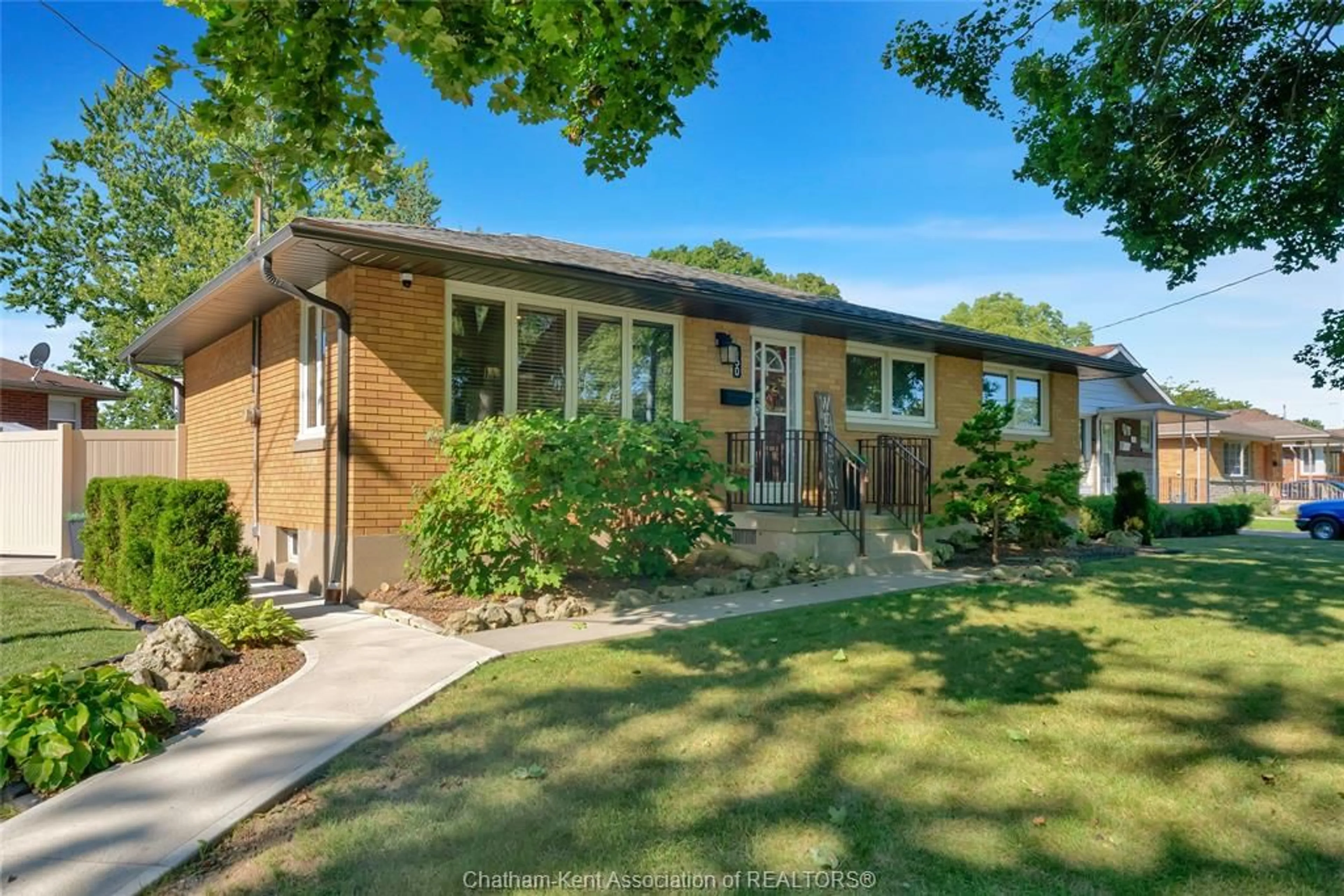 A pic from outside/outdoor area/front of a property/back of a property/a pic from drone, street for 160 John St, Chatham Ontario N7M 5C1