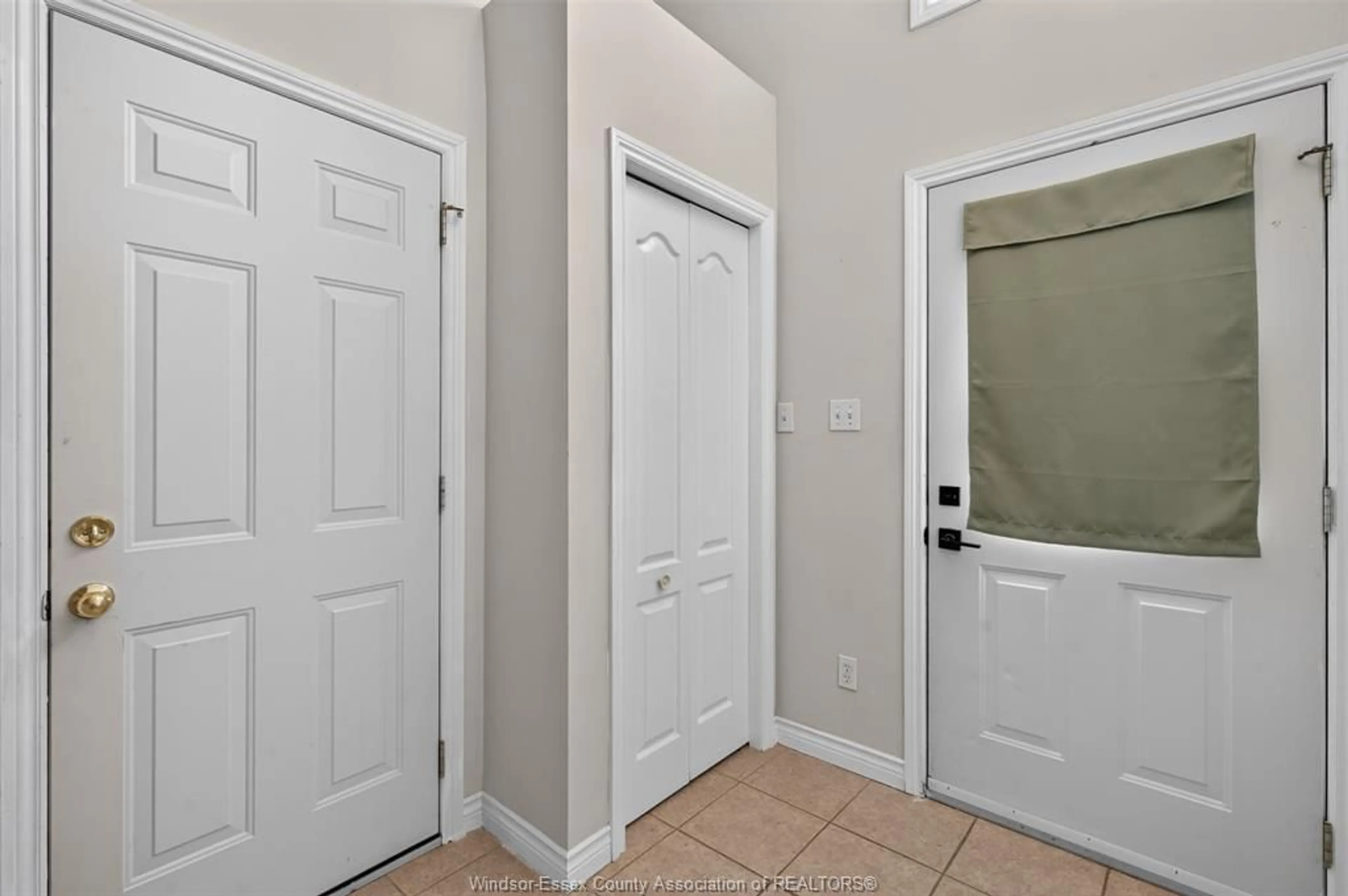 Indoor entryway for 1132 SETTLERS, Windsor Ontario N9G 2W7