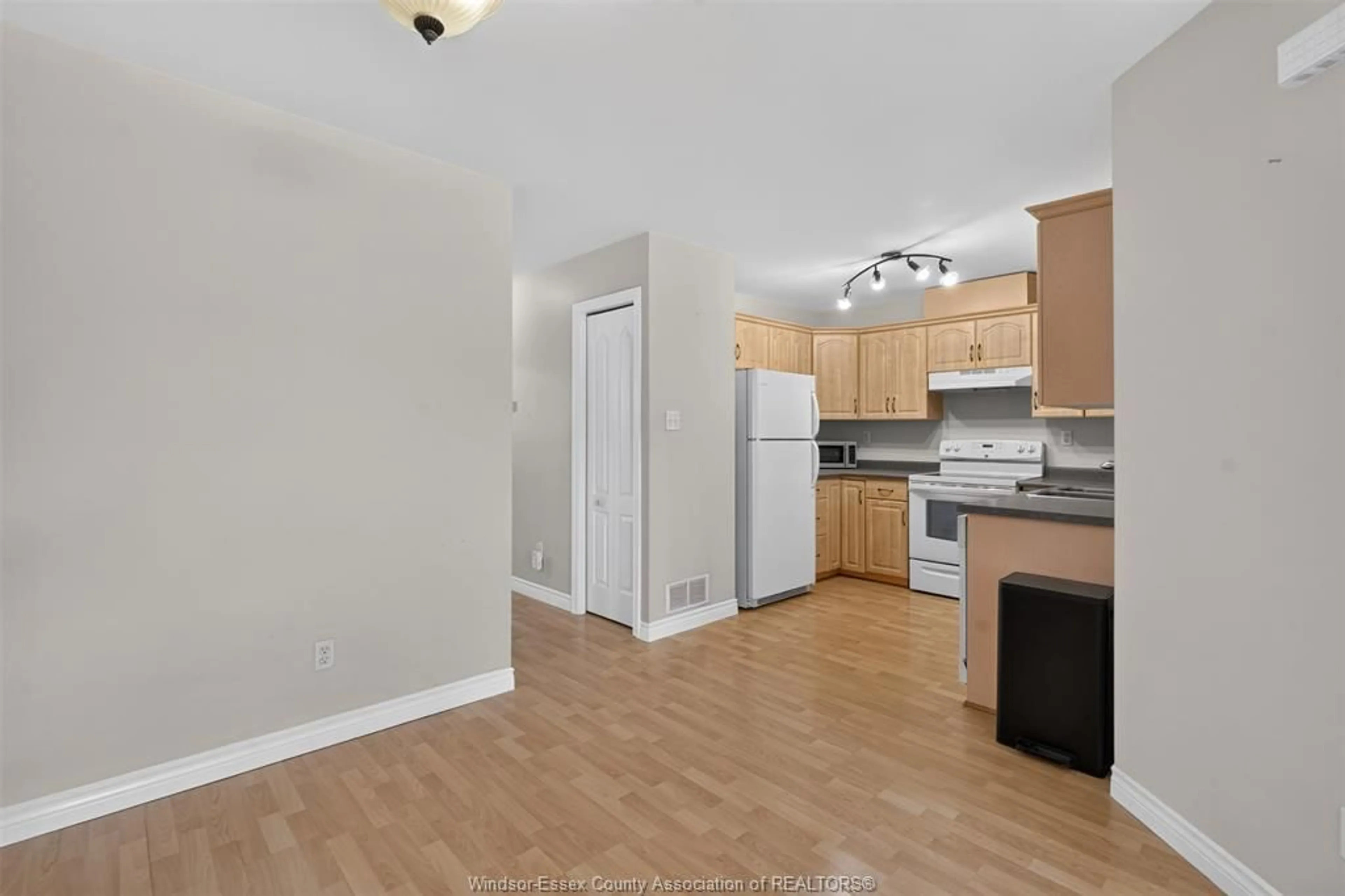 Standard kitchen, wood/laminate floor for 1132 SETTLERS, Windsor Ontario N9G 2W7