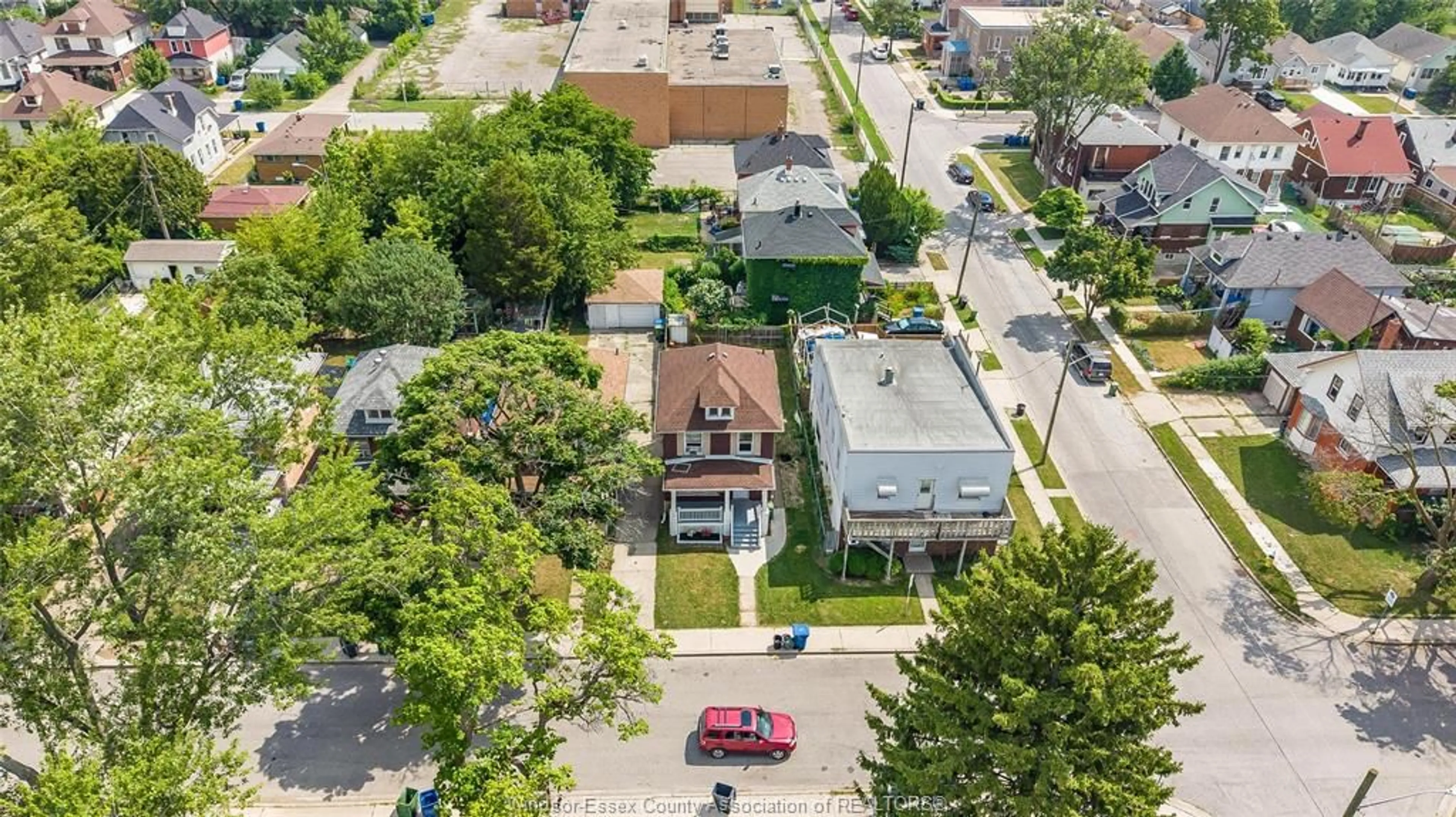 A pic from outside/outdoor area/front of a property/back of a property/a pic from drone, street for 392 CURRY Ave, Windsor Ontario N9B 2B7