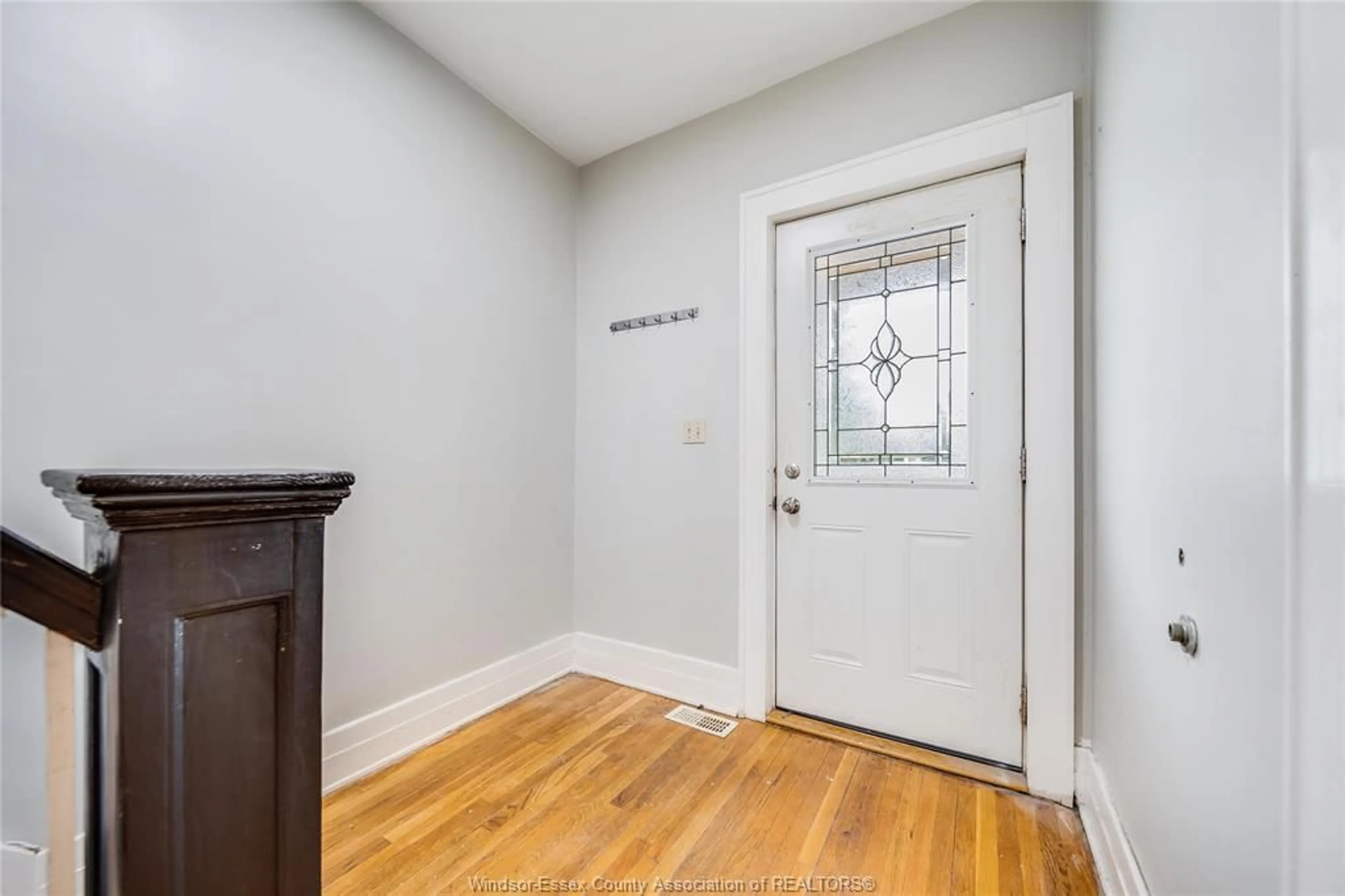 Indoor entryway for 392 CURRY Ave, Windsor Ontario N9B 2B7
