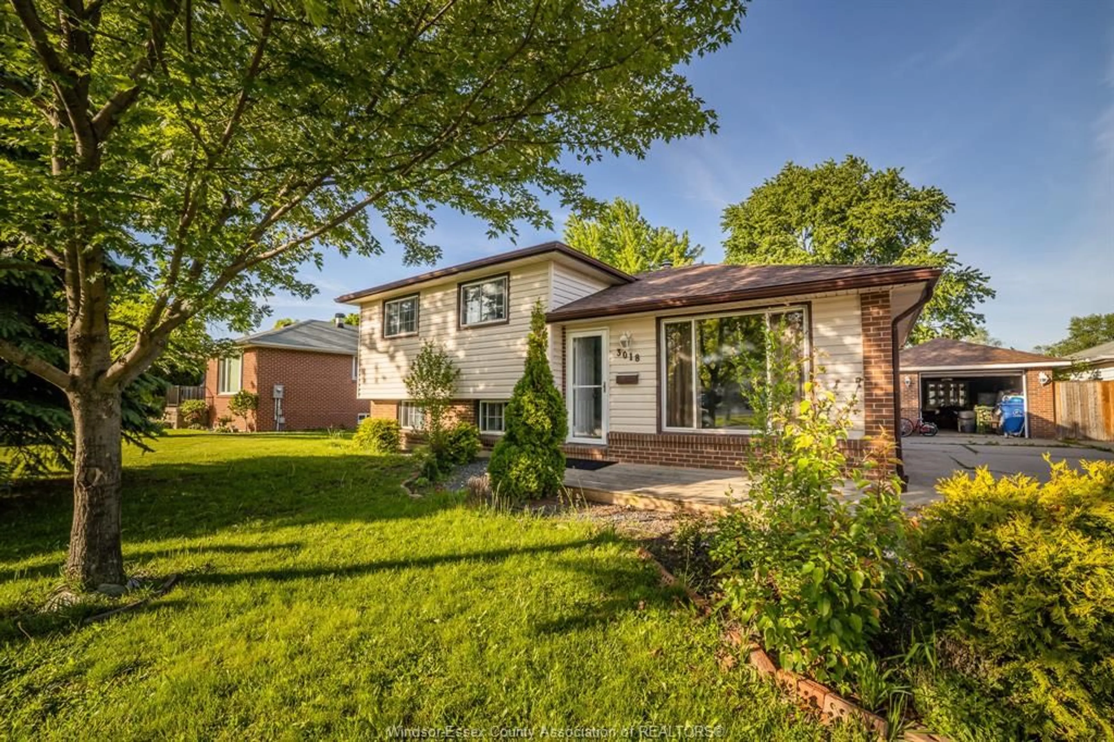 A pic from outside/outdoor area/front of a property/back of a property/a pic from drone, street for 3018 GRANDVIEW St, Windsor Ontario N8T 2L9