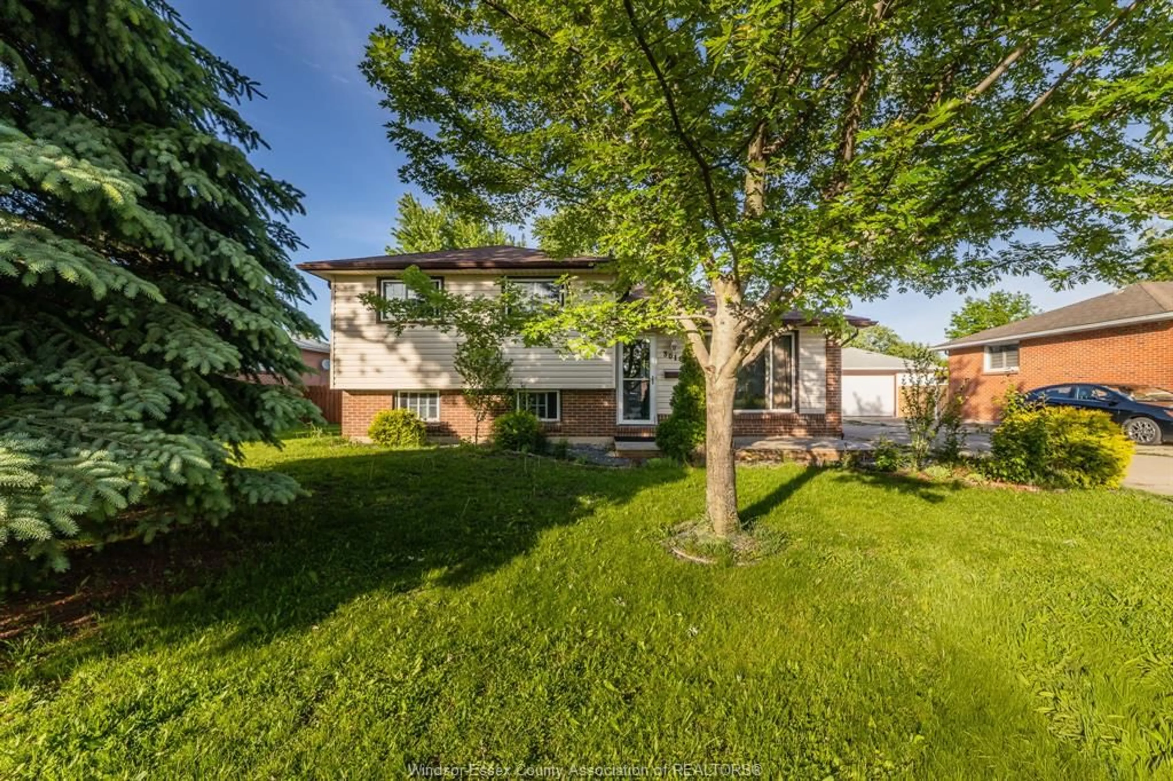 A pic from outside/outdoor area/front of a property/back of a property/a pic from drone, street for 3018 GRANDVIEW St, Windsor Ontario N8T 2L9