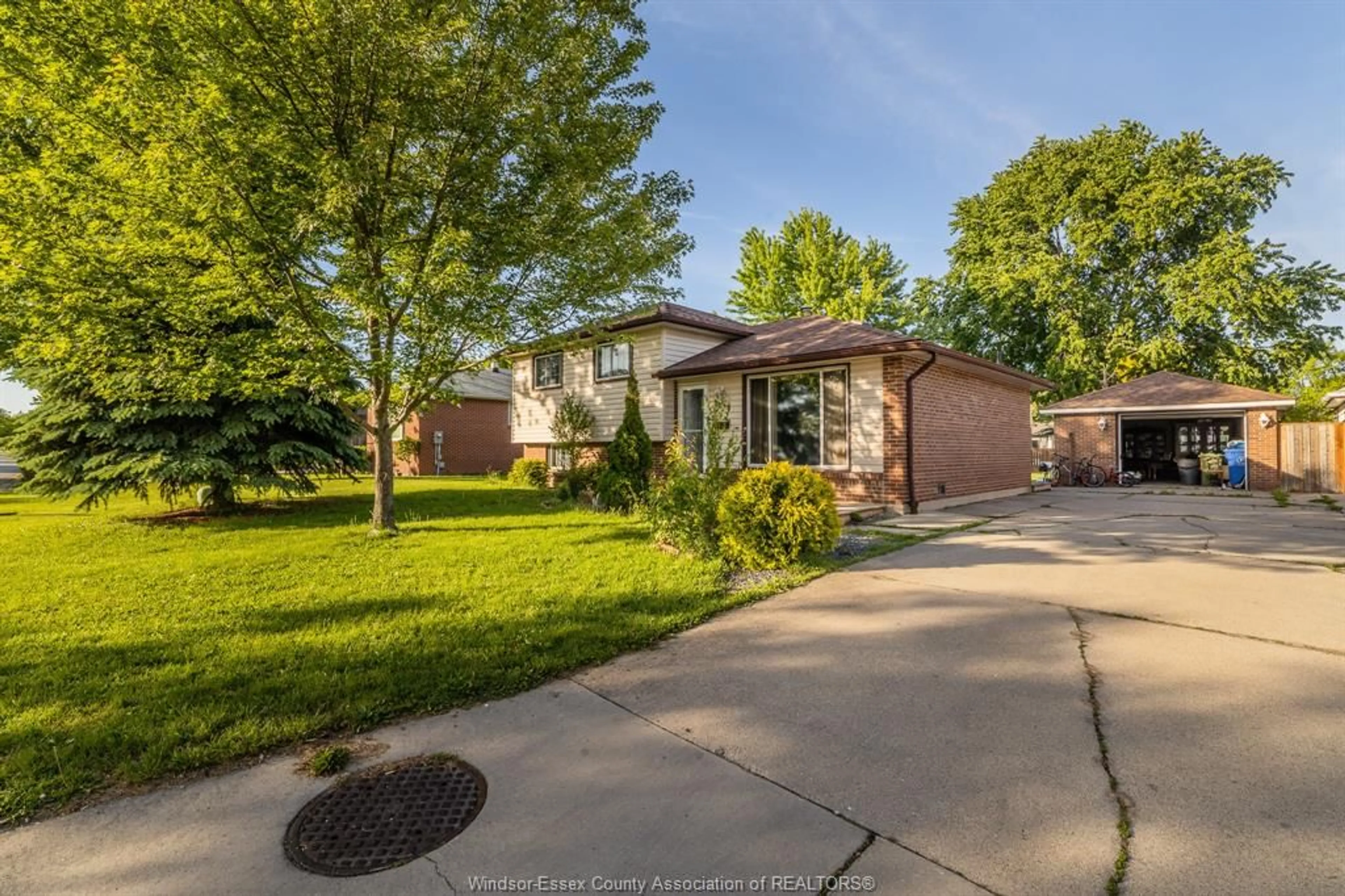 Home with brick exterior material, street for 3018 GRANDVIEW St, Windsor Ontario N8T 2L9