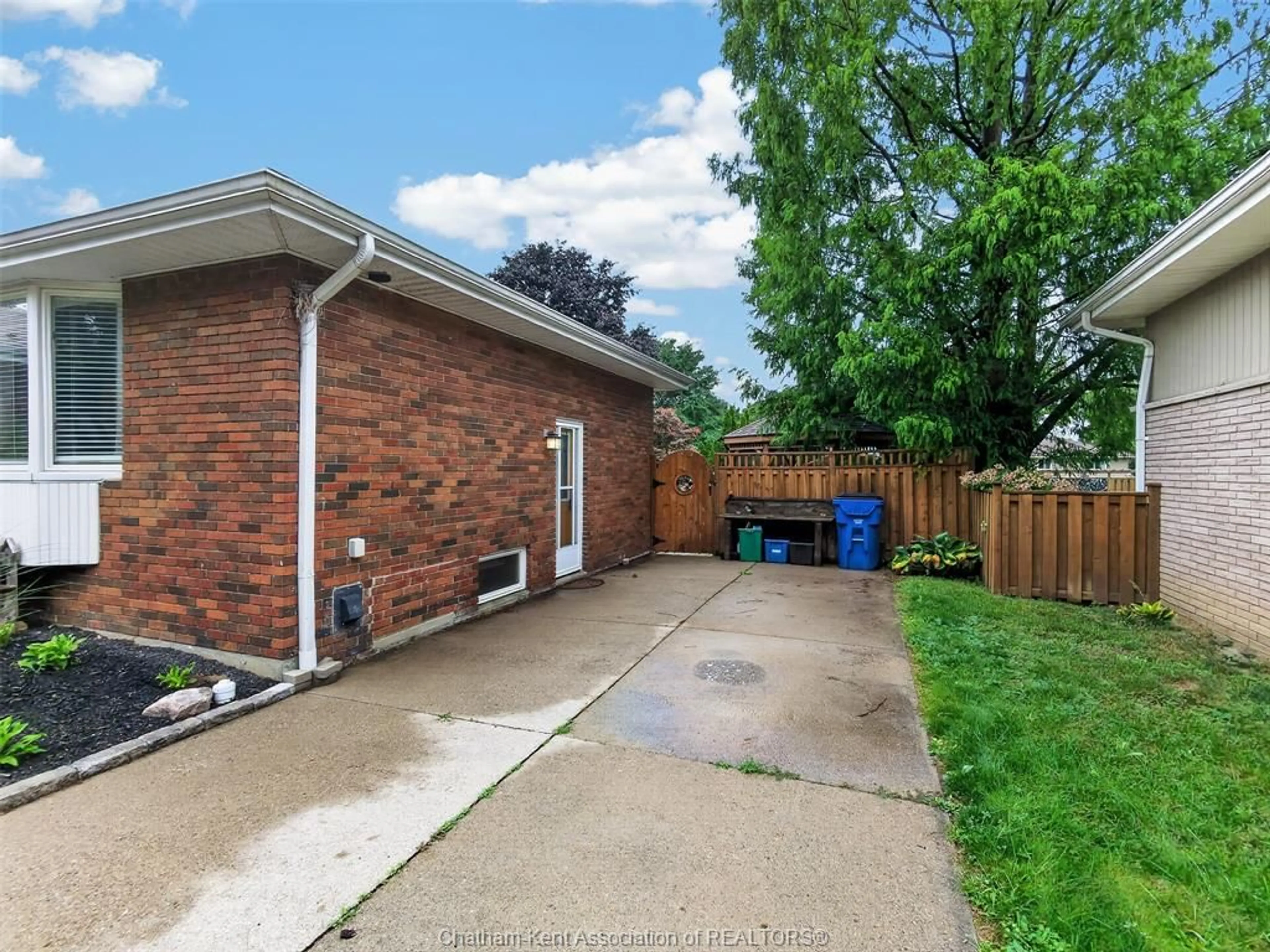 A pic from outside/outdoor area/front of a property/back of a property/a pic from drone, street for 165 LANCEFIELD Pl, Chatham Ontario N7L 2M5