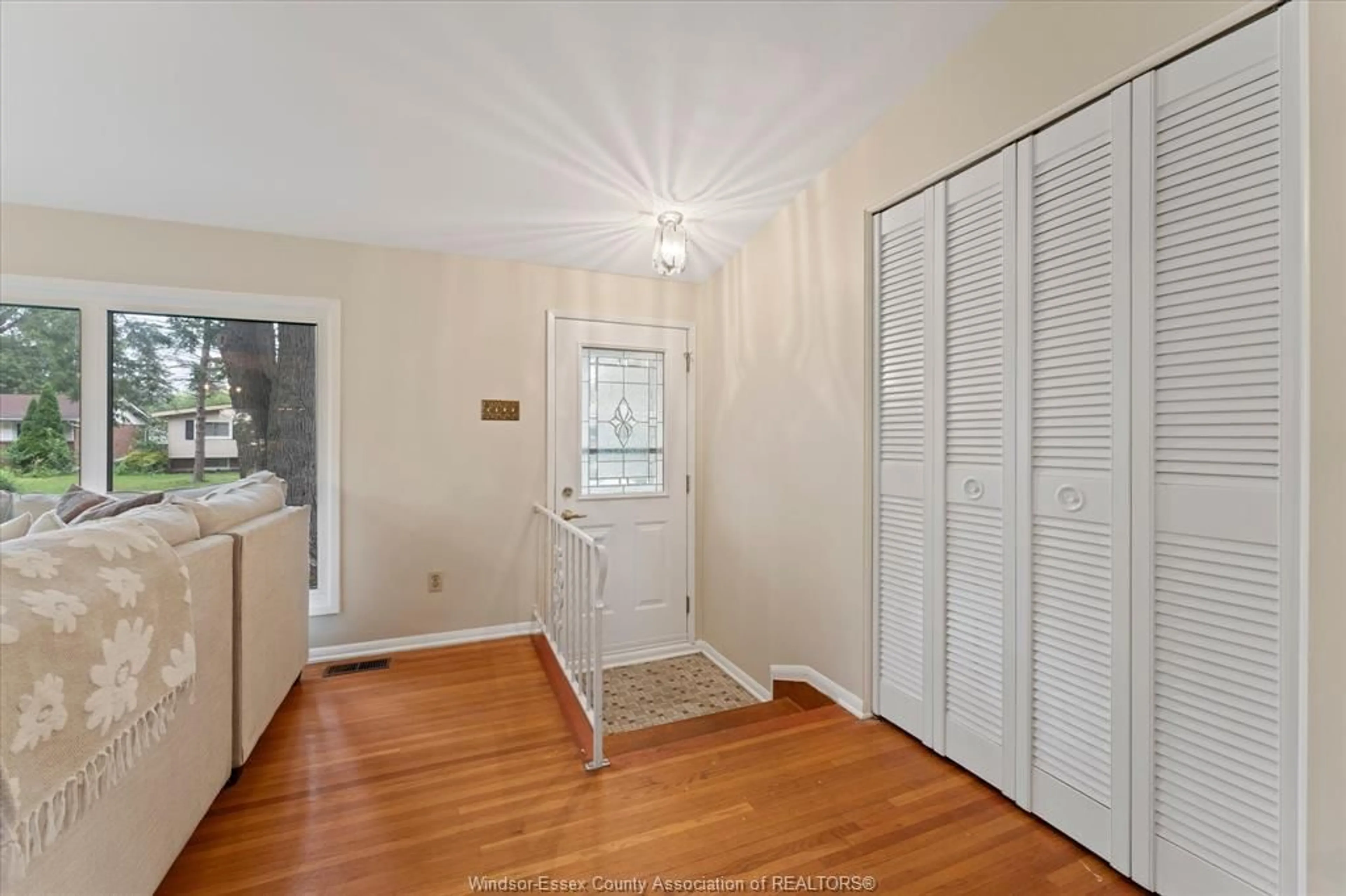Indoor entryway for 4339 ASHFIELD Cres, Windsor Ontario N9W 4K9