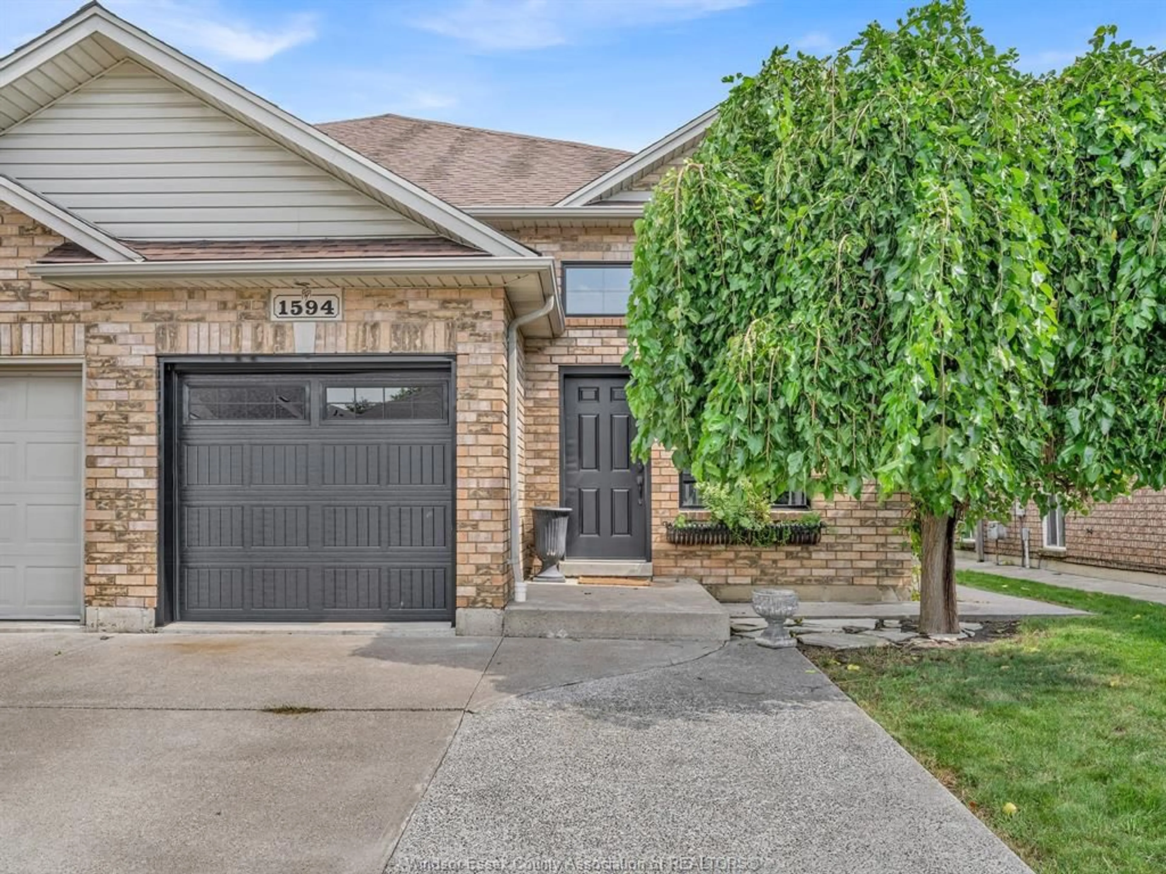 Home with brick exterior material, street for 1594 HEATHERGLEN Cres, Tecumseh Ontario N8N 5B5