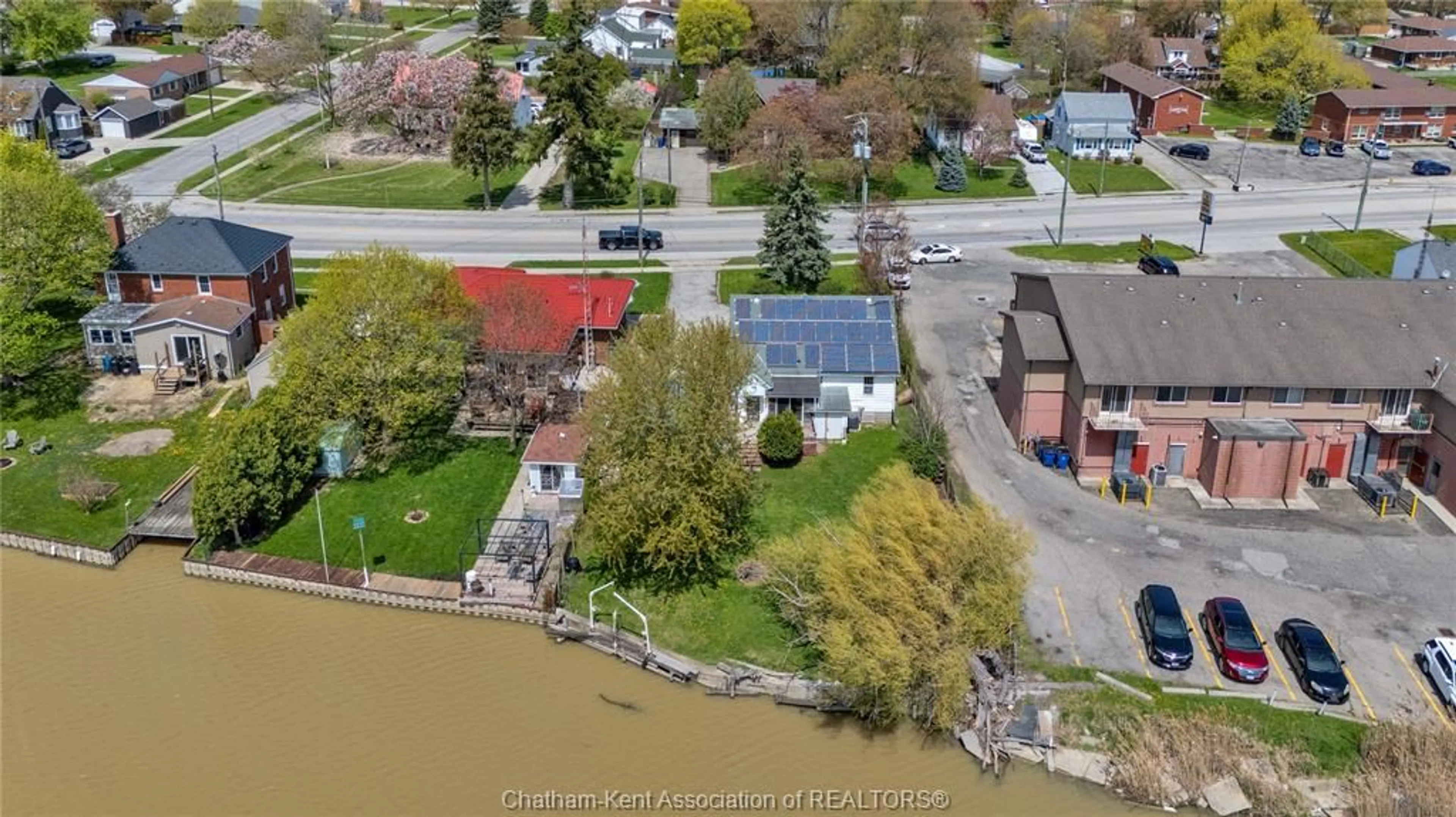 A pic from outside/outdoor area/front of a property/back of a property/a pic from drone, water/lake/river/ocean view for 204 Margaret Ave, Wallaceburg Ontario N8A 2A1