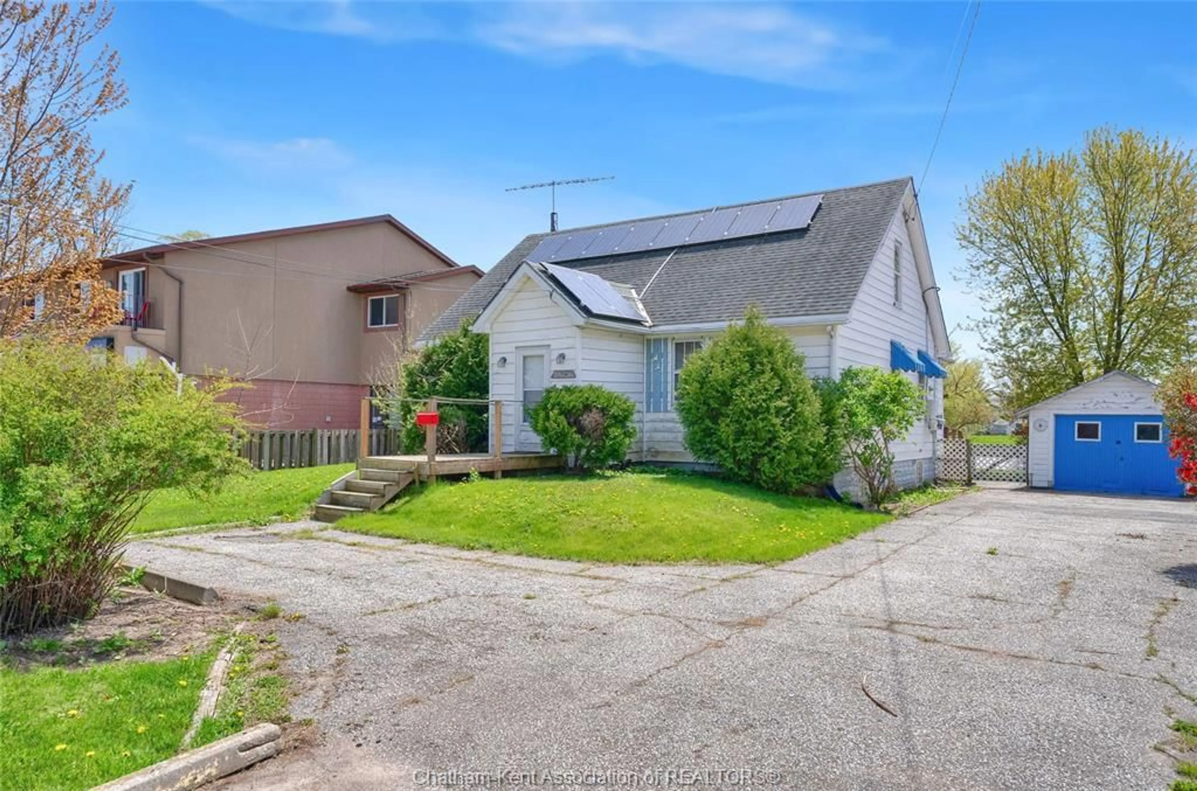 A pic from outside/outdoor area/front of a property/back of a property/a pic from drone, street for 204 Margaret Ave, Wallaceburg Ontario N8A 2A1