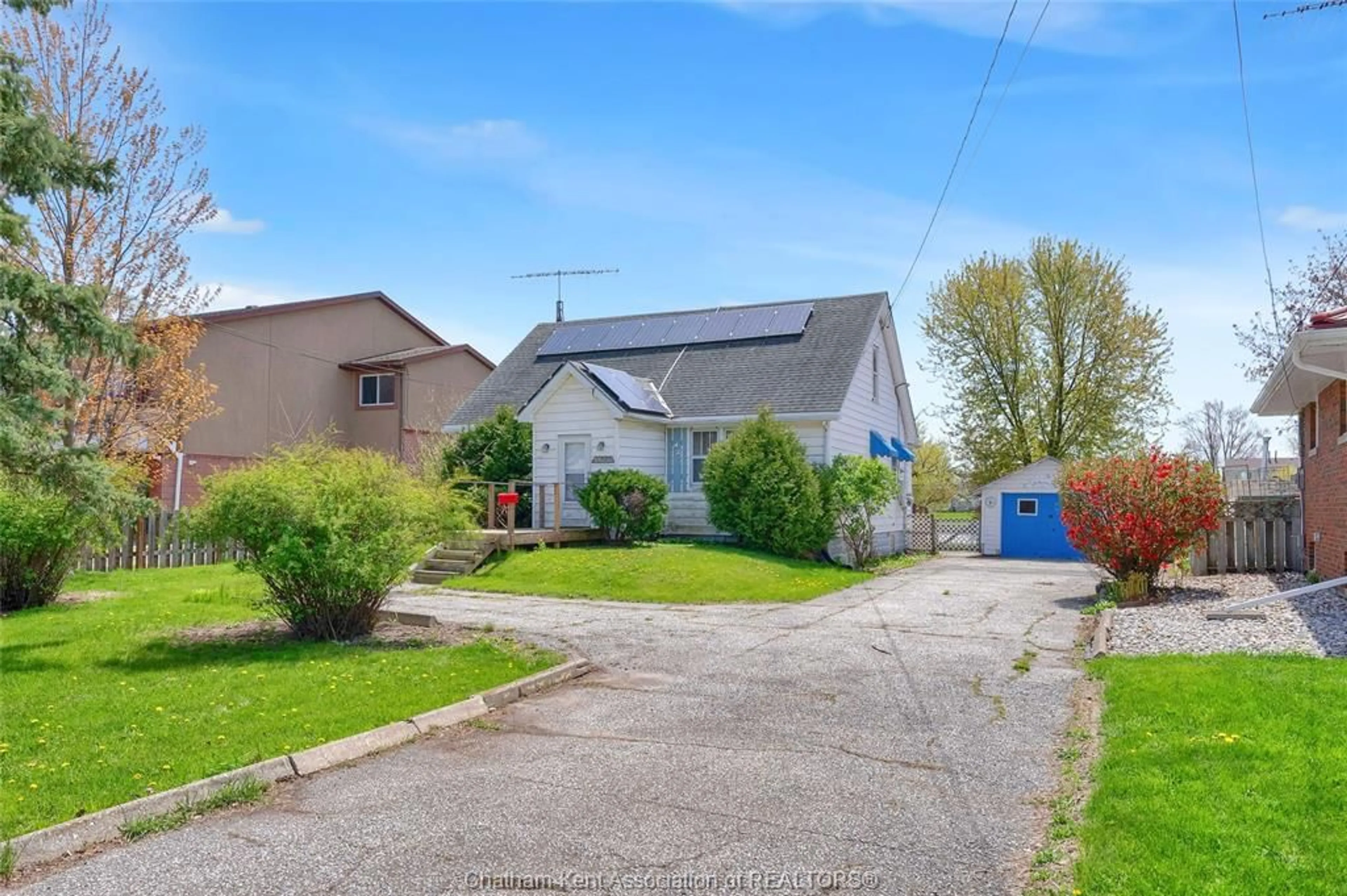 A pic from outside/outdoor area/front of a property/back of a property/a pic from drone, street for 204 Margaret Ave, Wallaceburg Ontario N8A 2A1