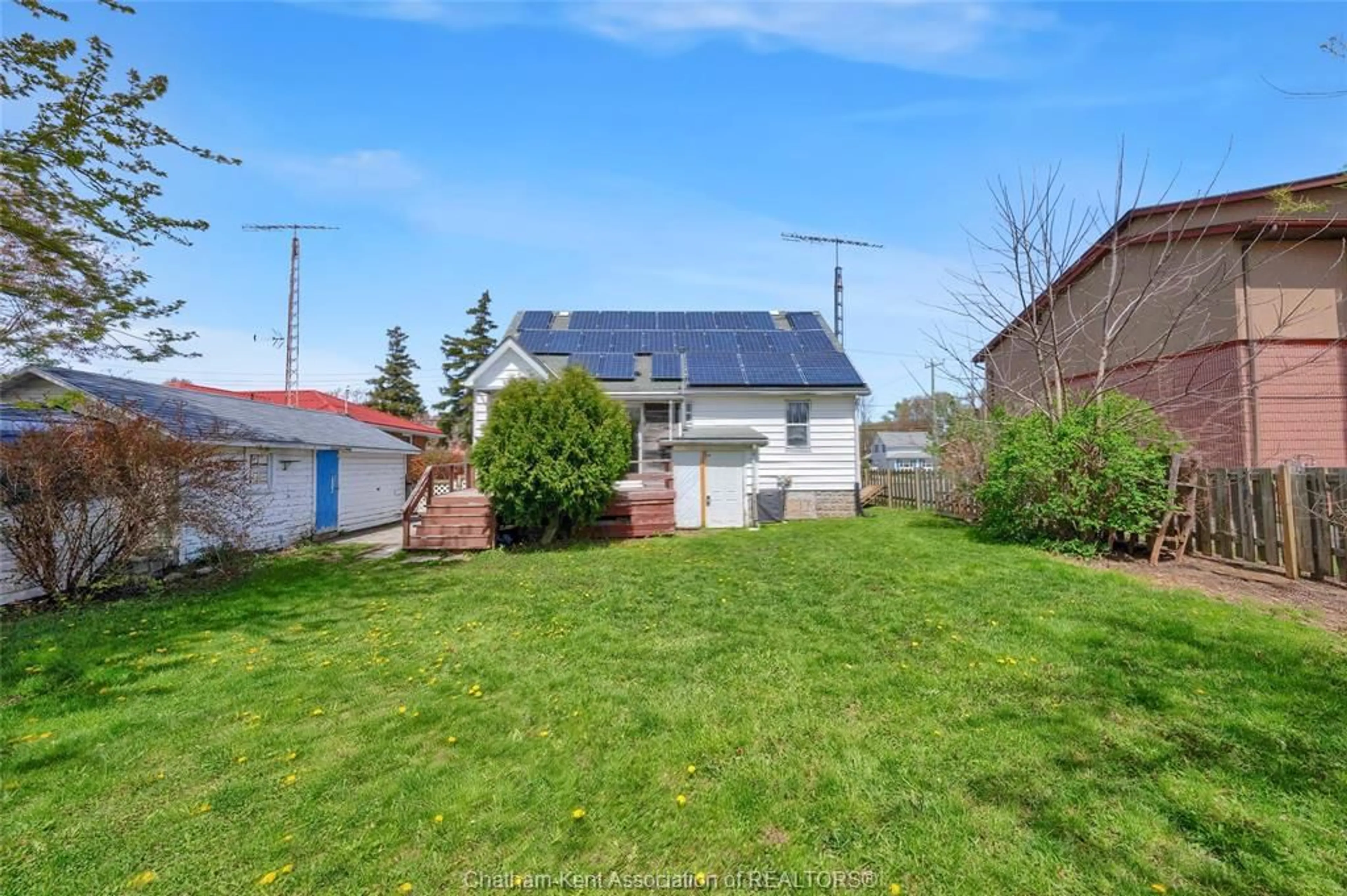 A pic from outside/outdoor area/front of a property/back of a property/a pic from drone, street for 204 Margaret Ave, Wallaceburg Ontario N8A 2A1