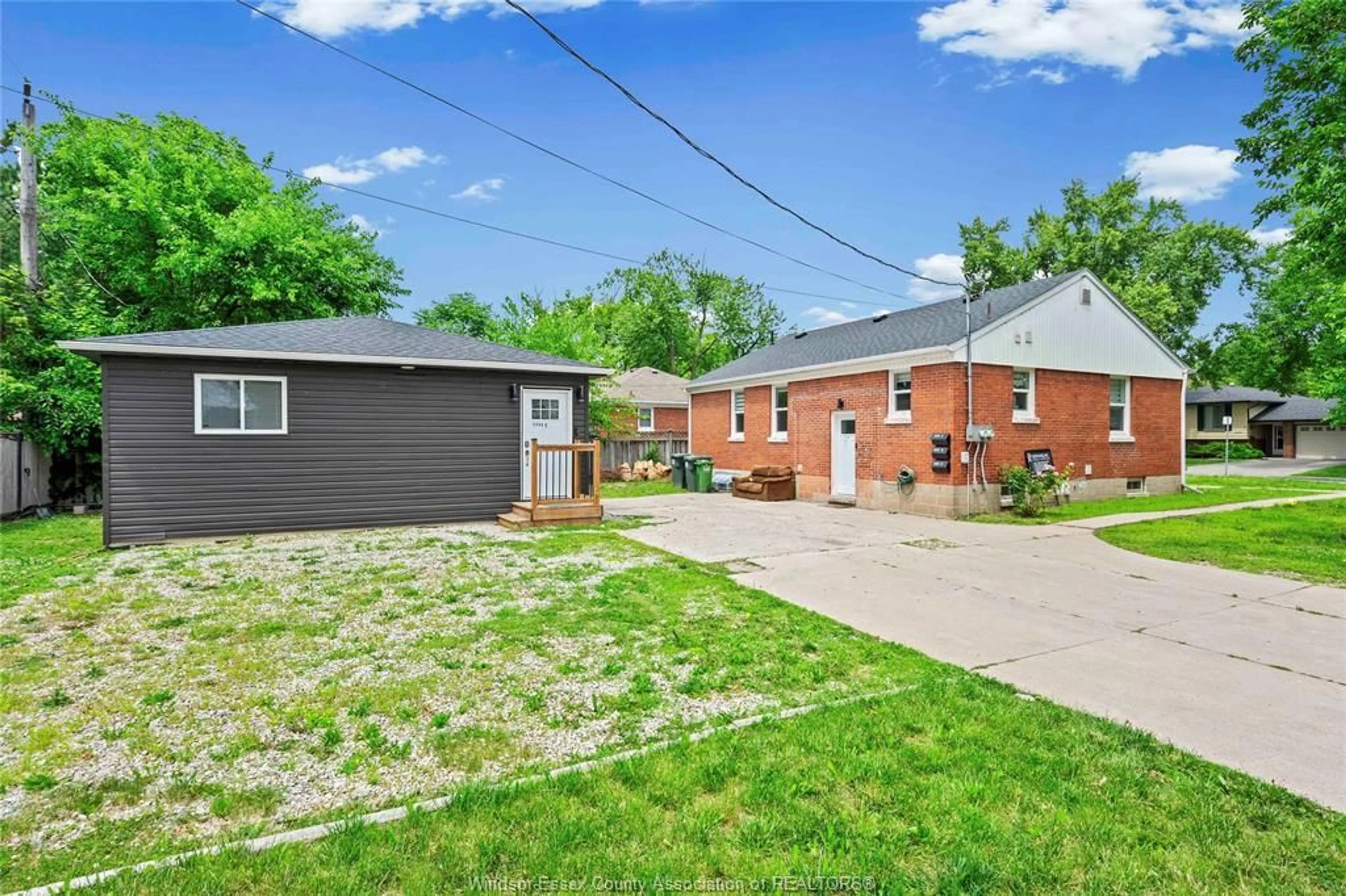 A pic from outside/outdoor area/front of a property/back of a property/a pic from drone, street for 3495 LONGFELLOW Ave, Windsor Ontario N9E 2L8