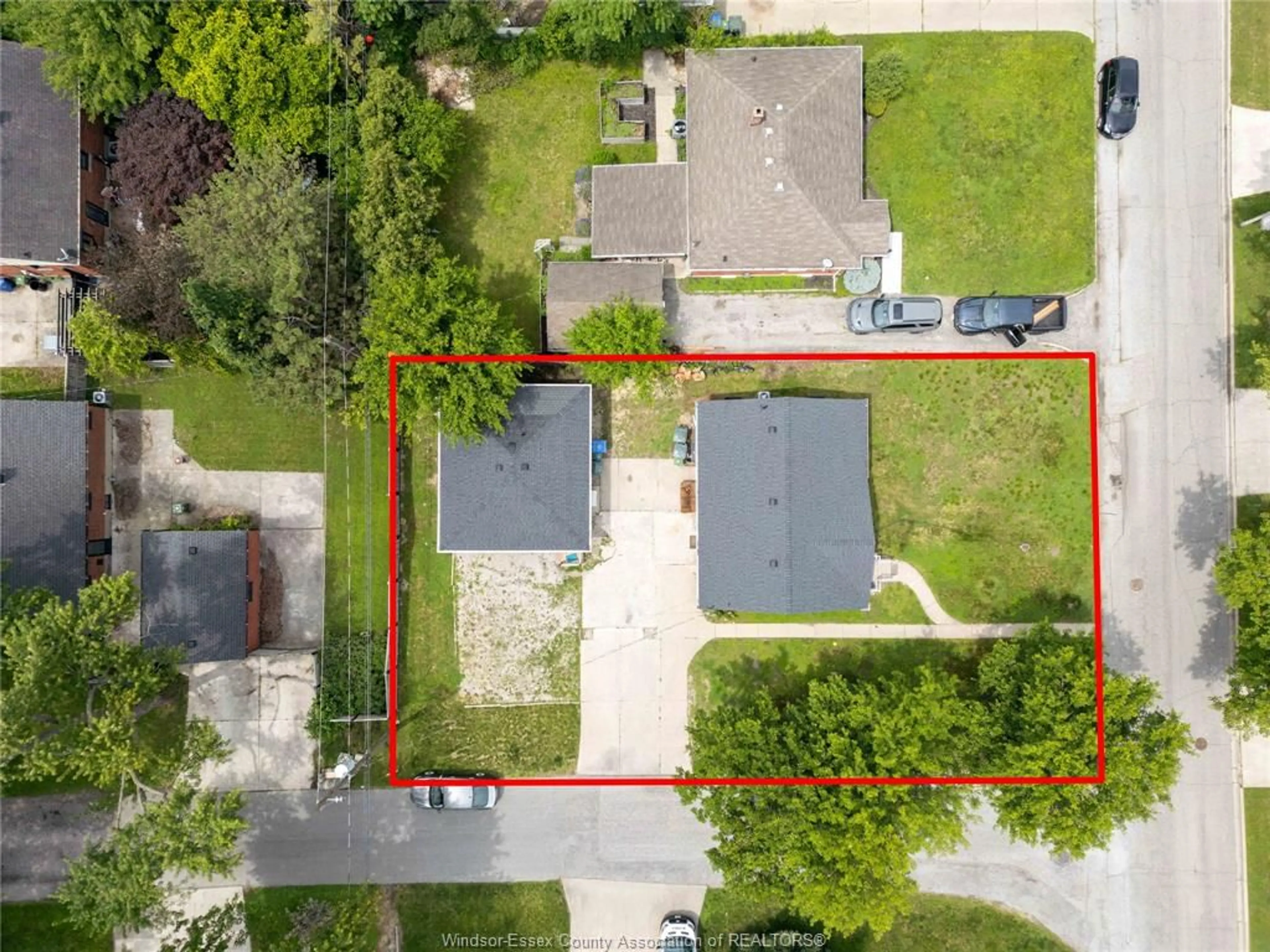A pic from outside/outdoor area/front of a property/back of a property/a pic from drone, street for 3495 LONGFELLOW Ave, Windsor Ontario N9E 2L8