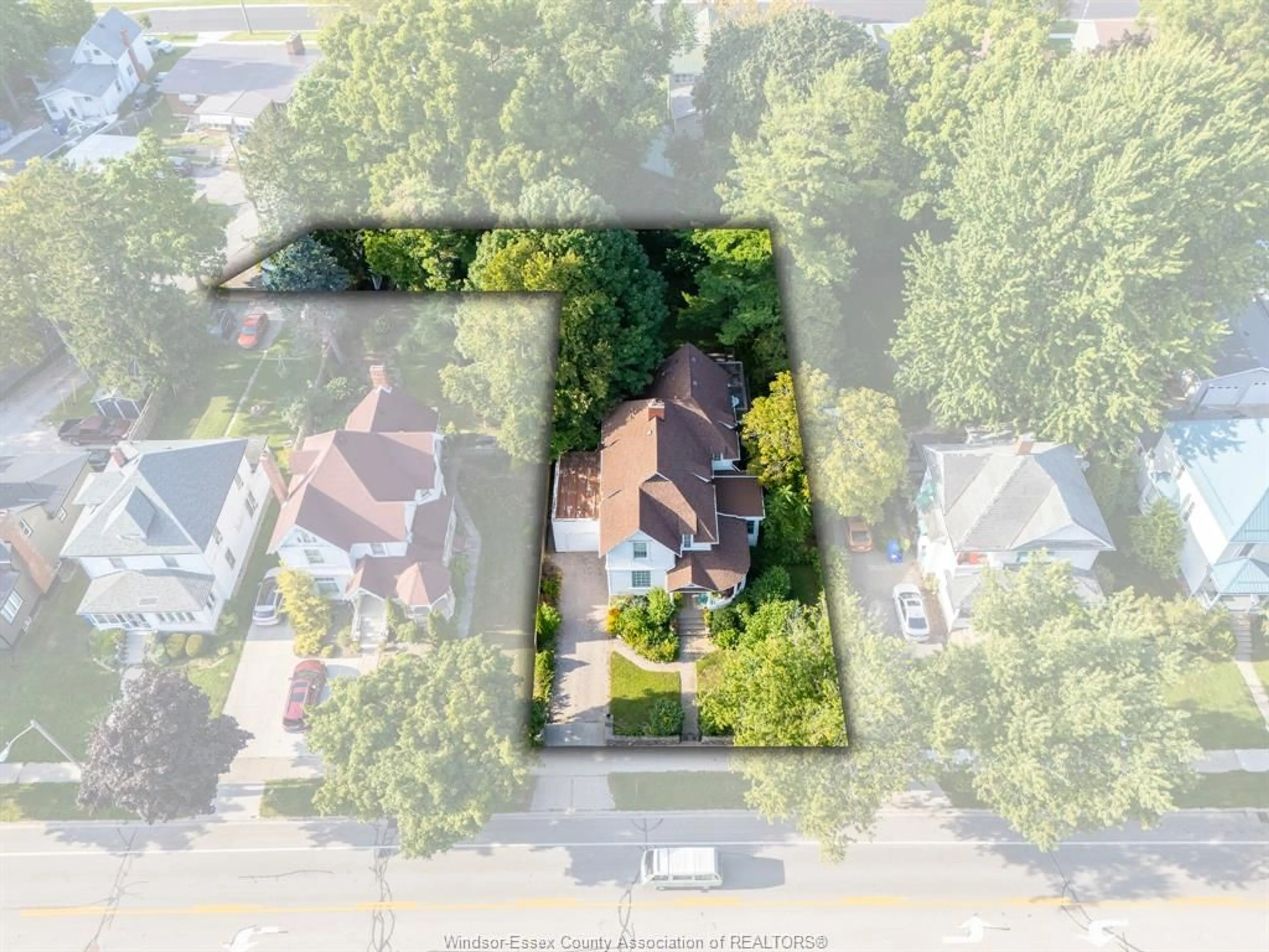 A pic from outside/outdoor area/front of a property/back of a property/a pic from drone, street for 99 Talbot St, Leamington Ontario N8H 1M7