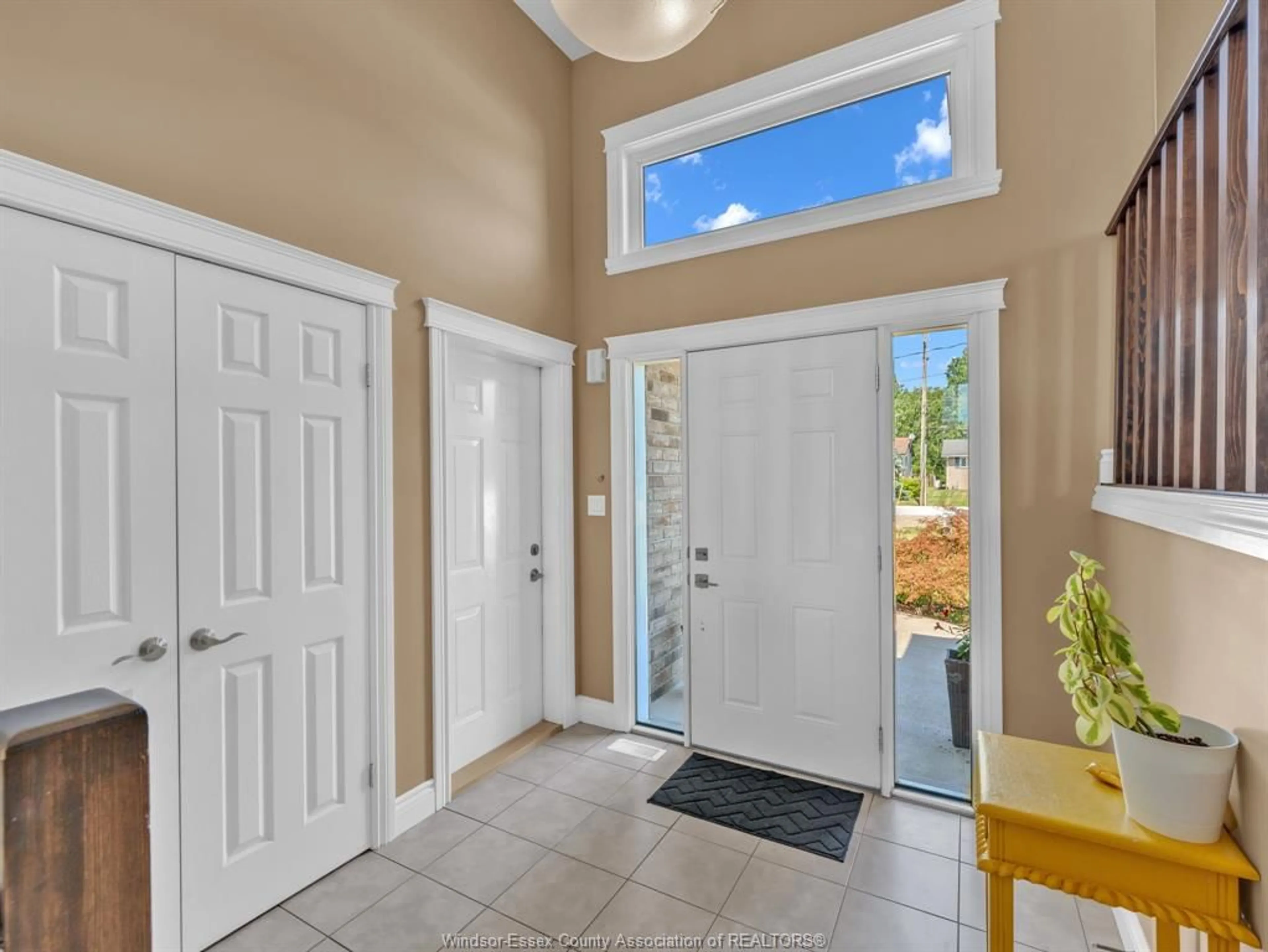 Indoor entryway for 8401 MIDDLE Sideroad, Amherstburg Ontario N0R 1J0