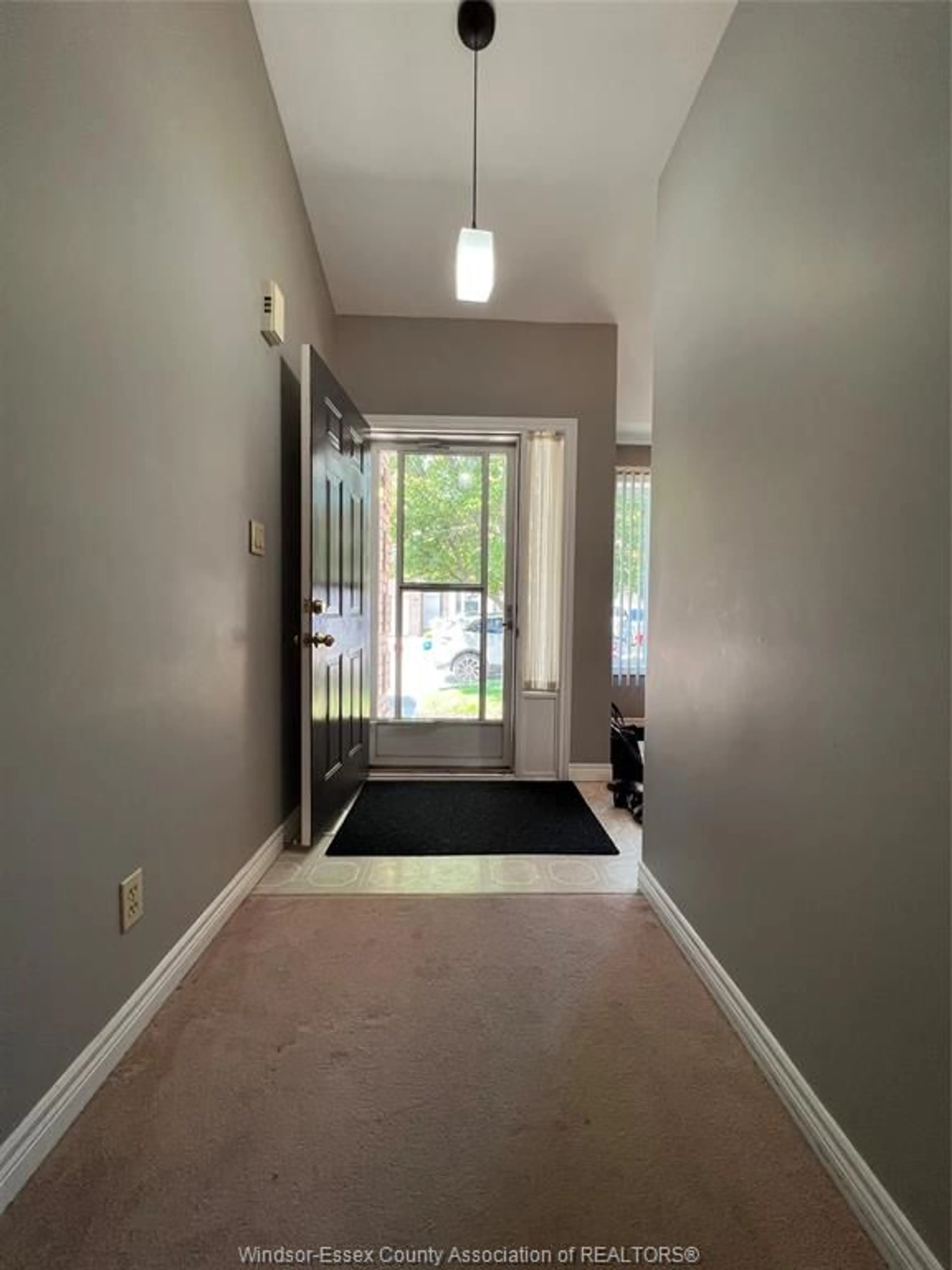 Indoor foyer for 9 Erie Glen Cres, Leamington Ontario N8H 5K2