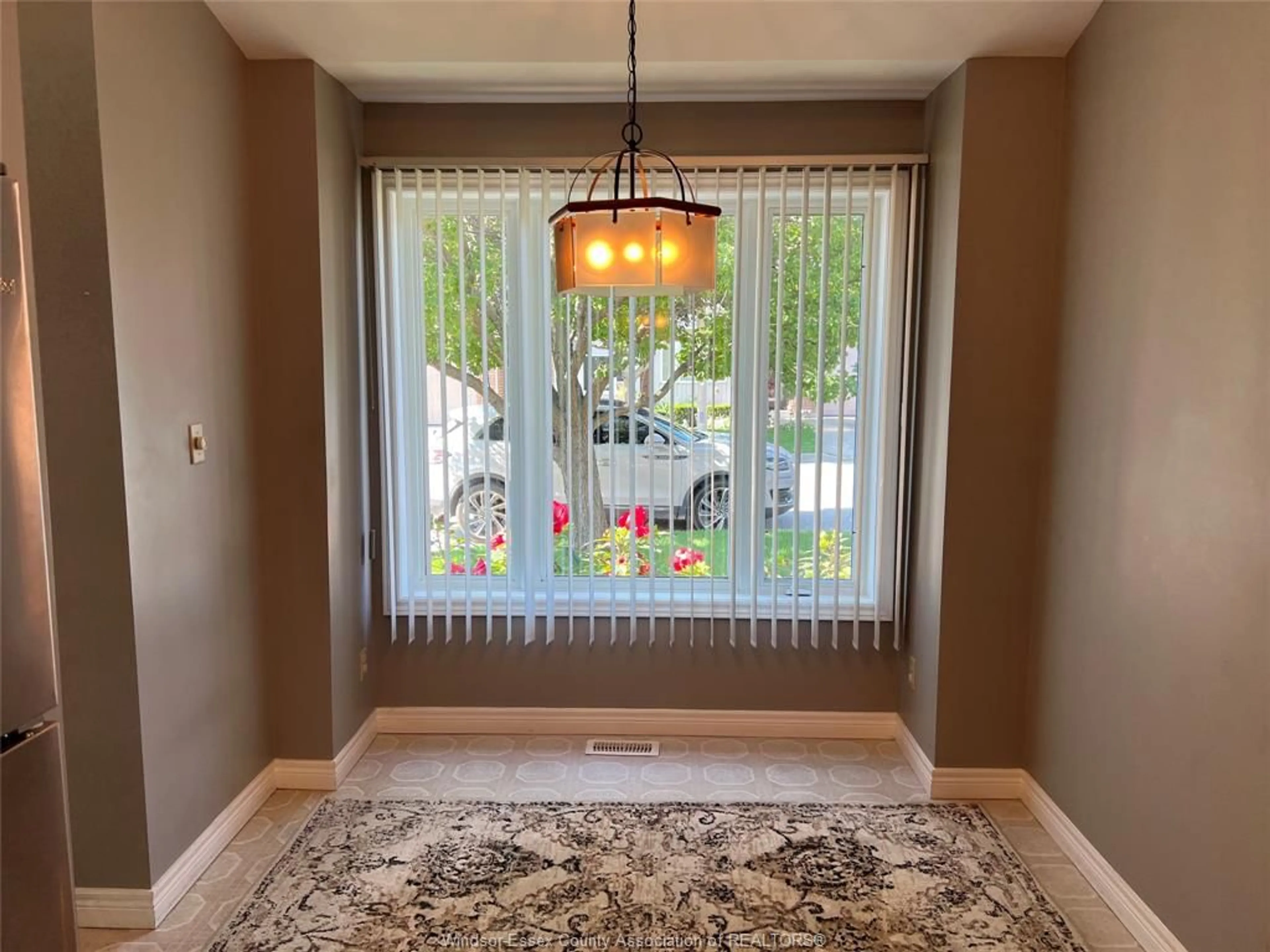 Indoor entryway for 9 Erie Glen Cres, Leamington Ontario N8H 5K2
