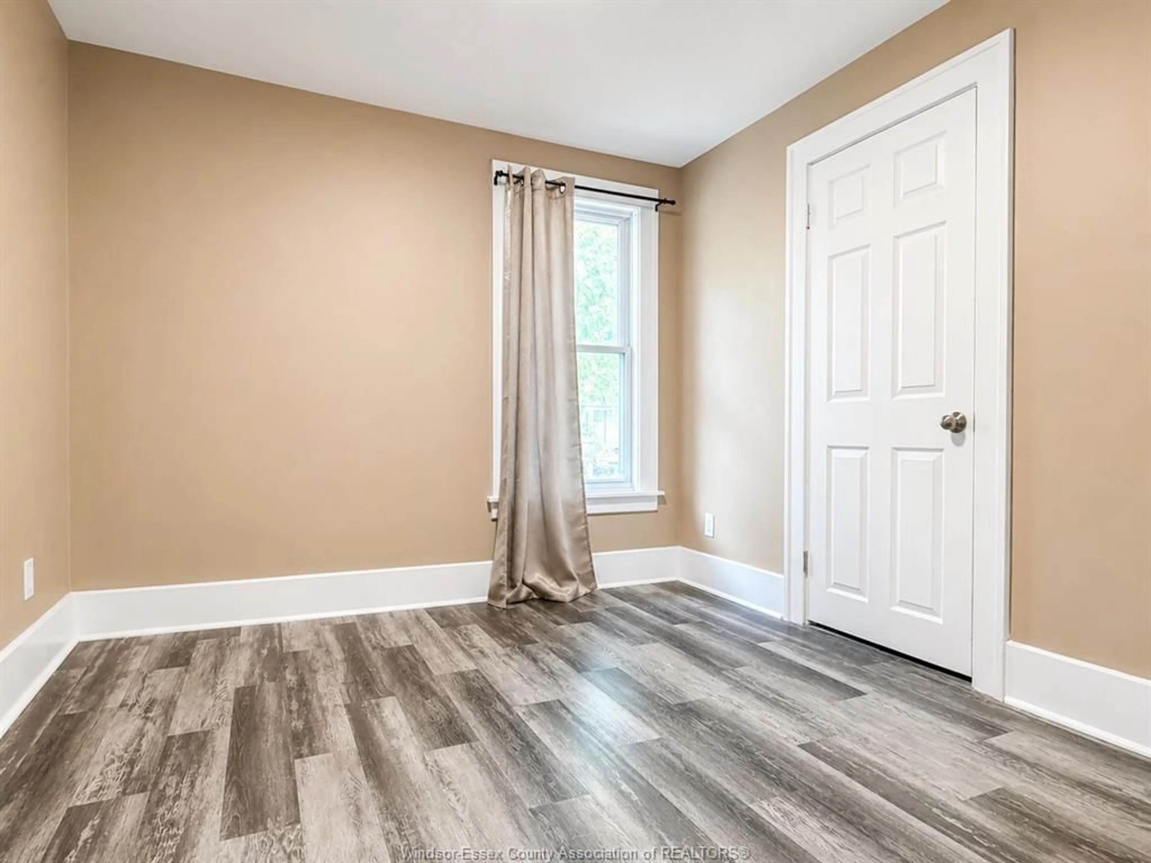 Indoor entryway for 1585 CHURCH St, Windsor Ontario N8X 1V4